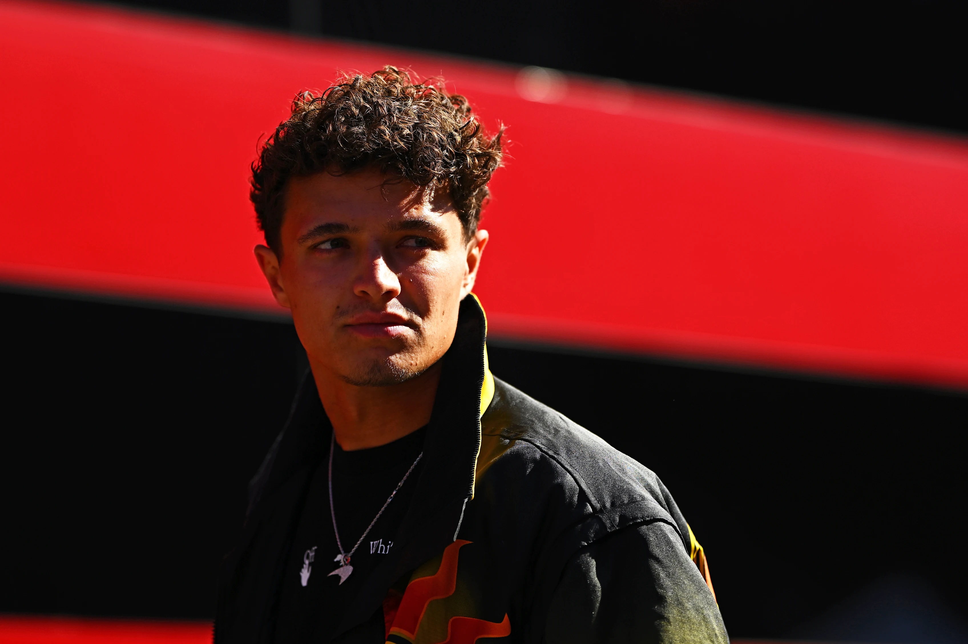 Monza, Italia - 04 de septiembre: Lando Norris de Gran Bretaña y McLaren llega al paddock