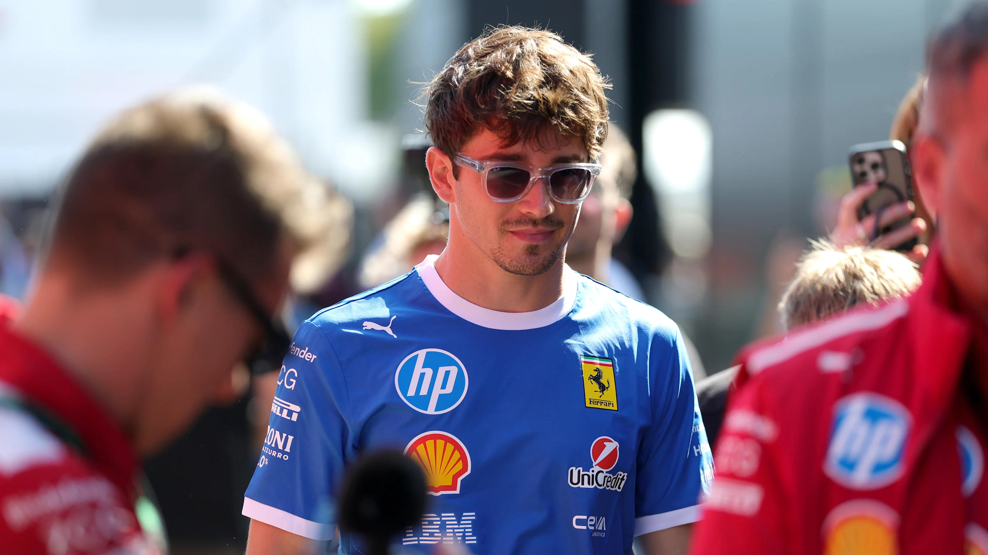 Monza, Italia - 04 de septiembre: Charles Leclerc de Mónaco y Scuderia Ferrari llega al paddock