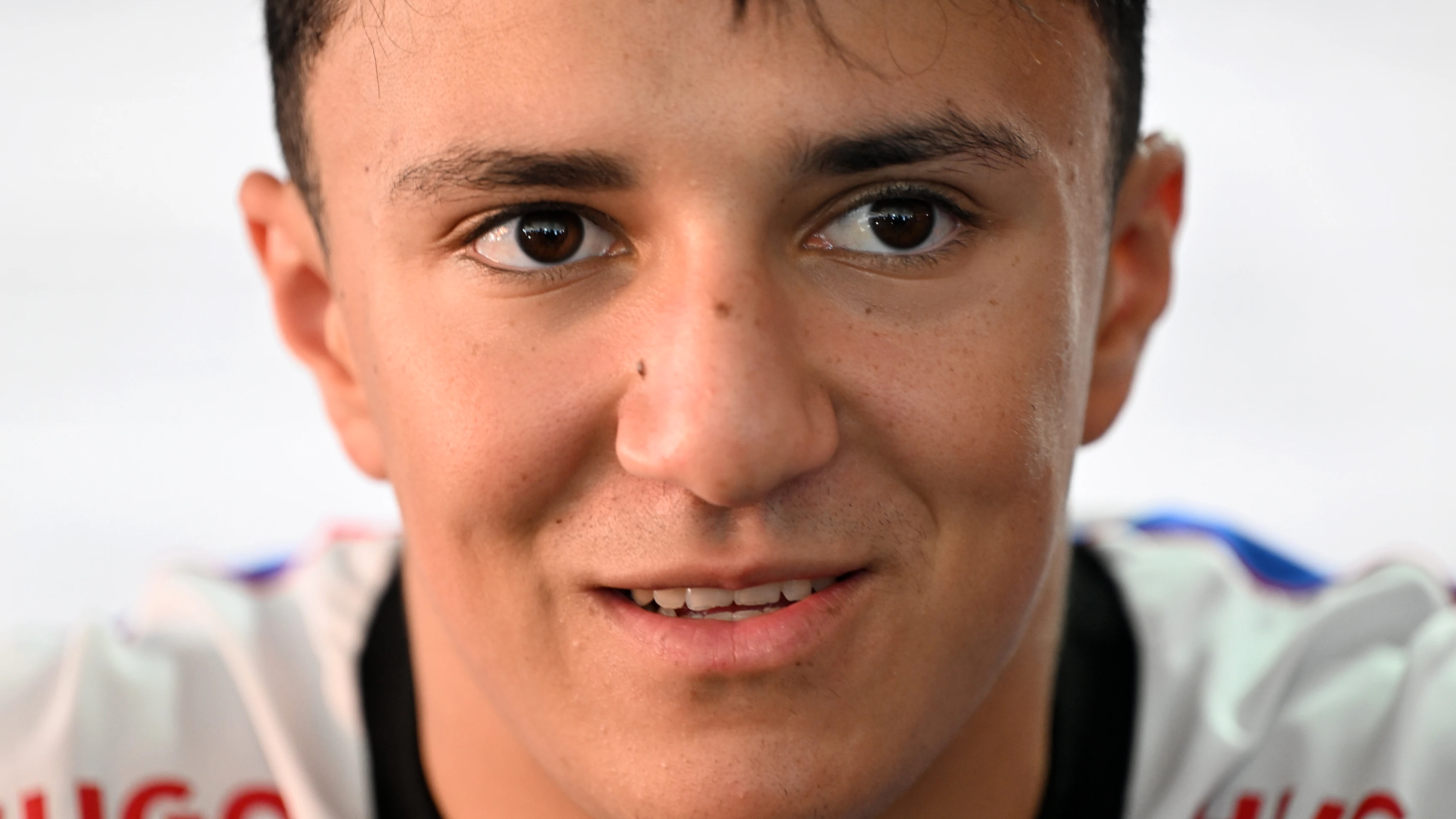 Monza, Italia - 04 de septiembre: Isack Hadjar de Francia y Visa Cash App Racing Bulls habla con el