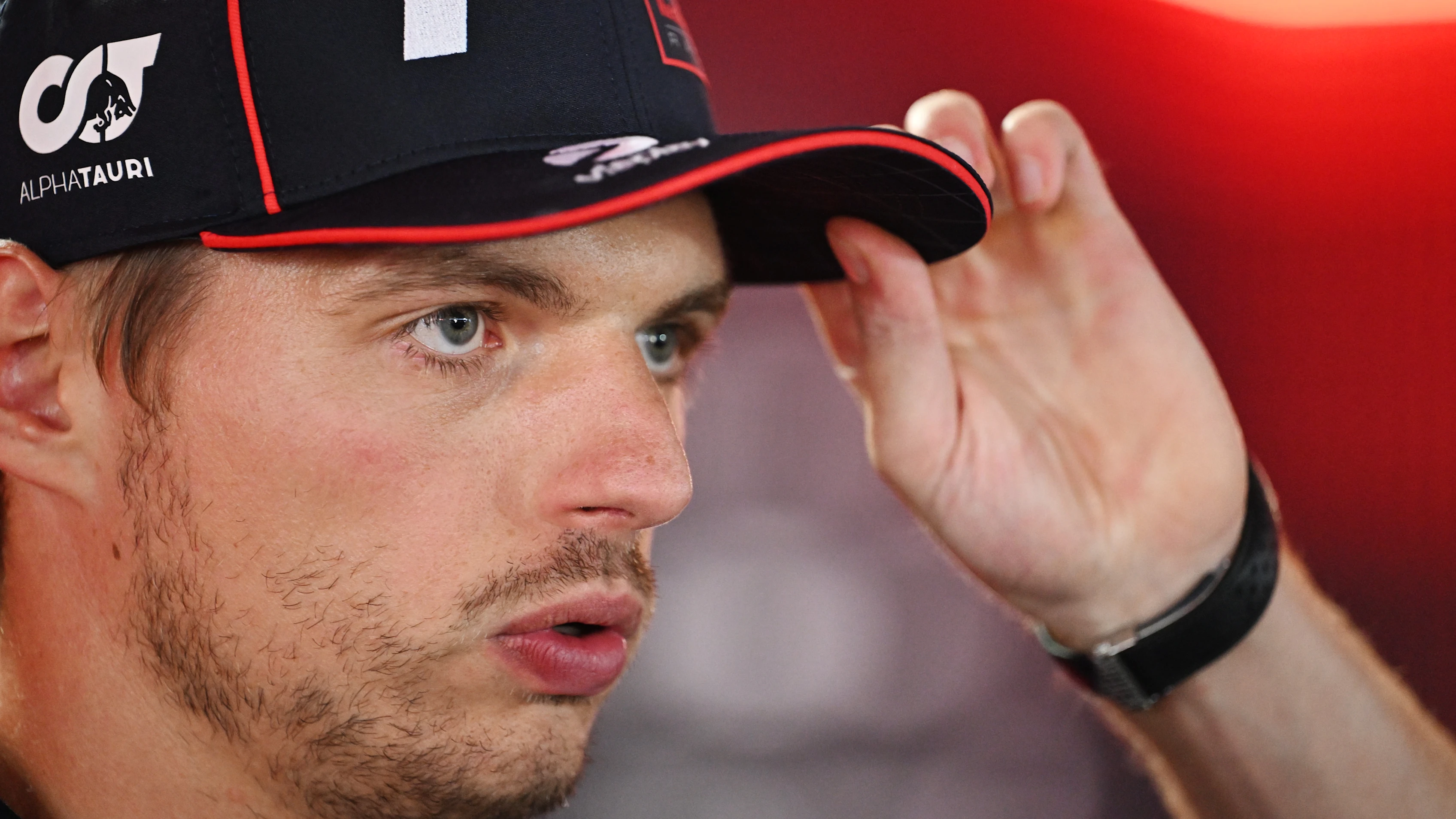 Monza, Italia - 04 de septiembre: Max Verstappen de los Países Bajos y Oracle Red Bull Racing habla con