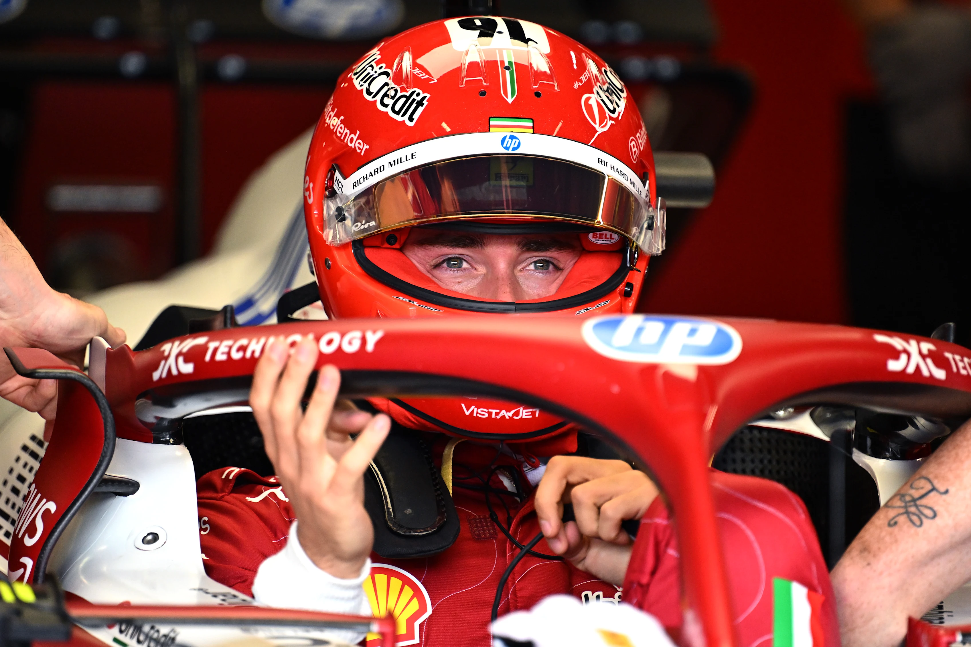 Monza, Italia - 05 de septiembre: Charles Leclerc de Mónaco y Scuderia Ferrari se prepara para conducir