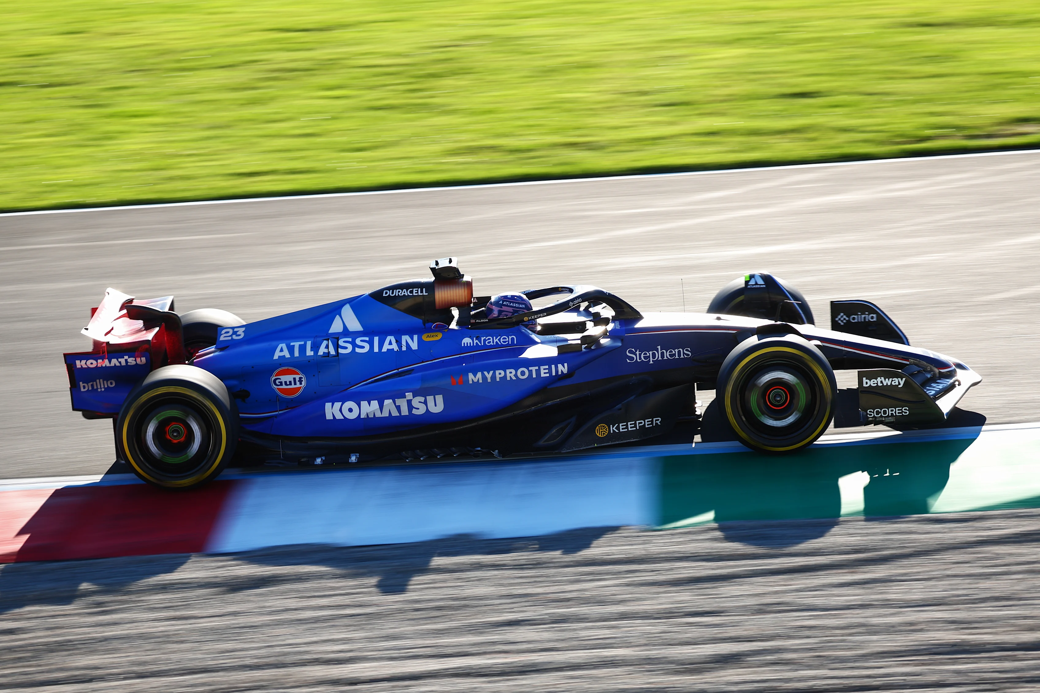 Monza, Italia - 05 de septiembre: Alexander Albon de Tailandia conduciendo el (23) Williams FW47 Mercedes en