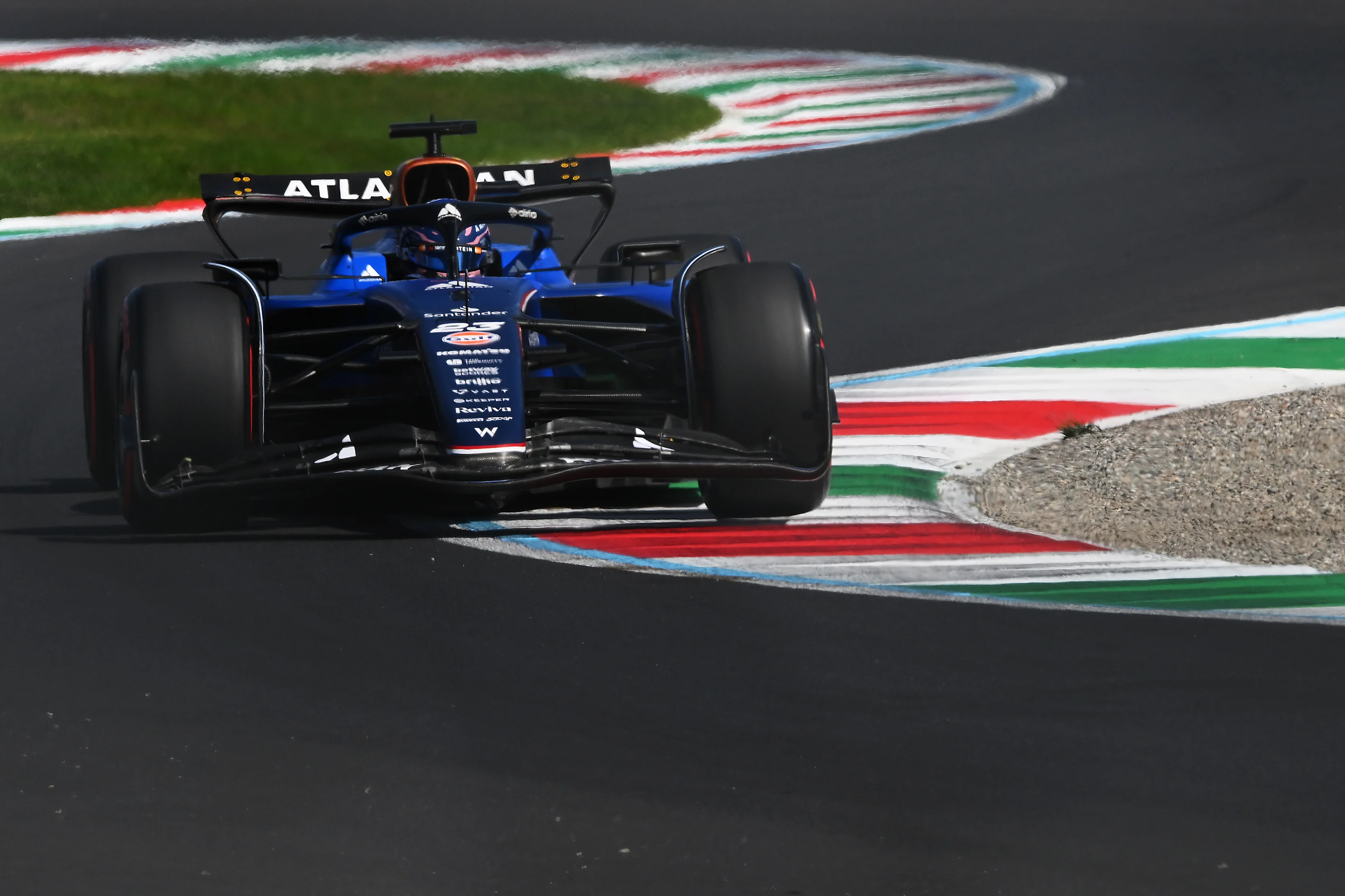 Monza, Italia - 06 de septiembre: Alexander Albon de Tailandia conduciendo el (23) Williams FW47 Mercedes en