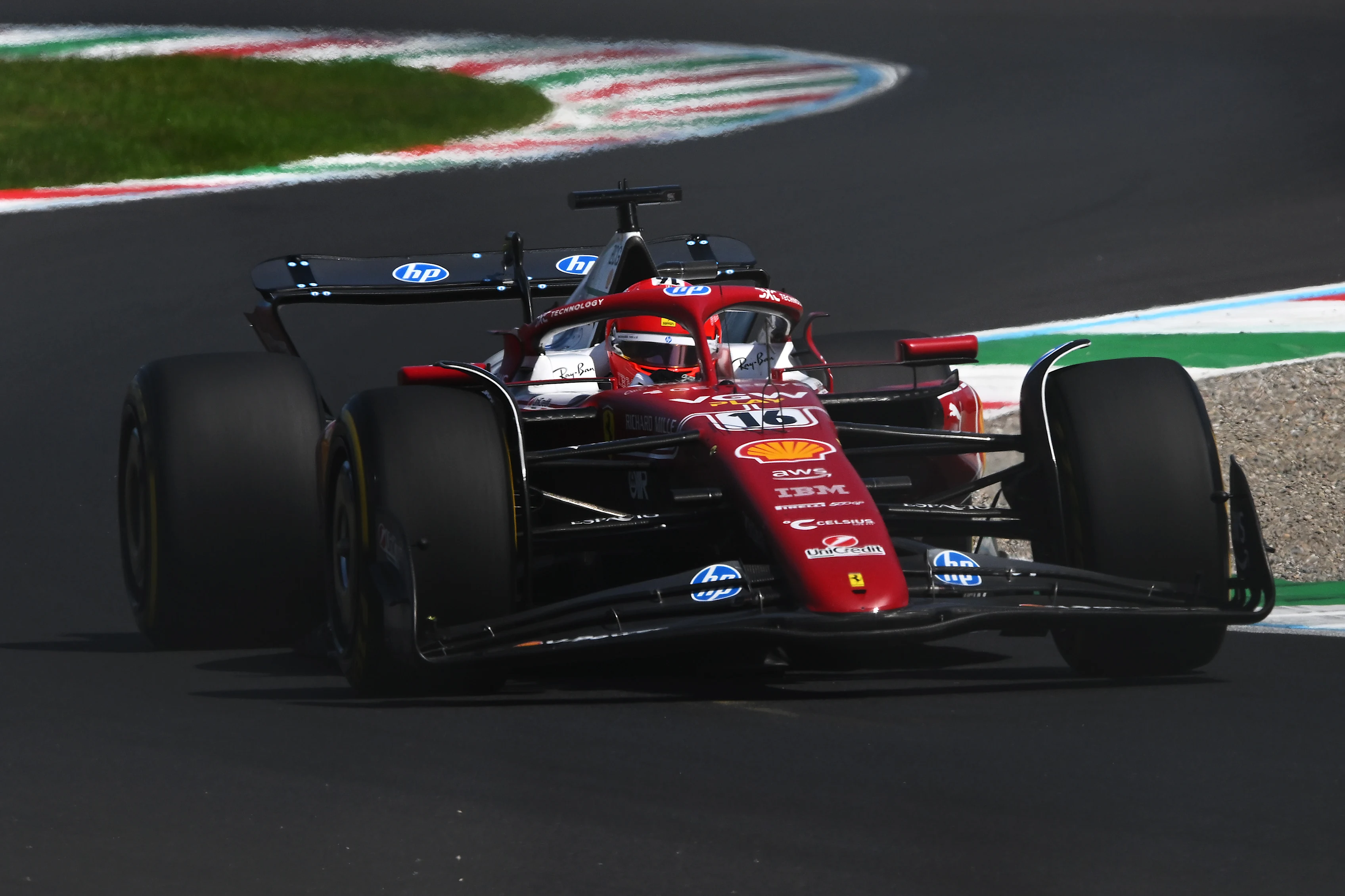 Monza, Italia - 06 de septiembre: Charles Leclerc de Monaco conduciendo la (16) Scuderia Ferrari SF -25 en