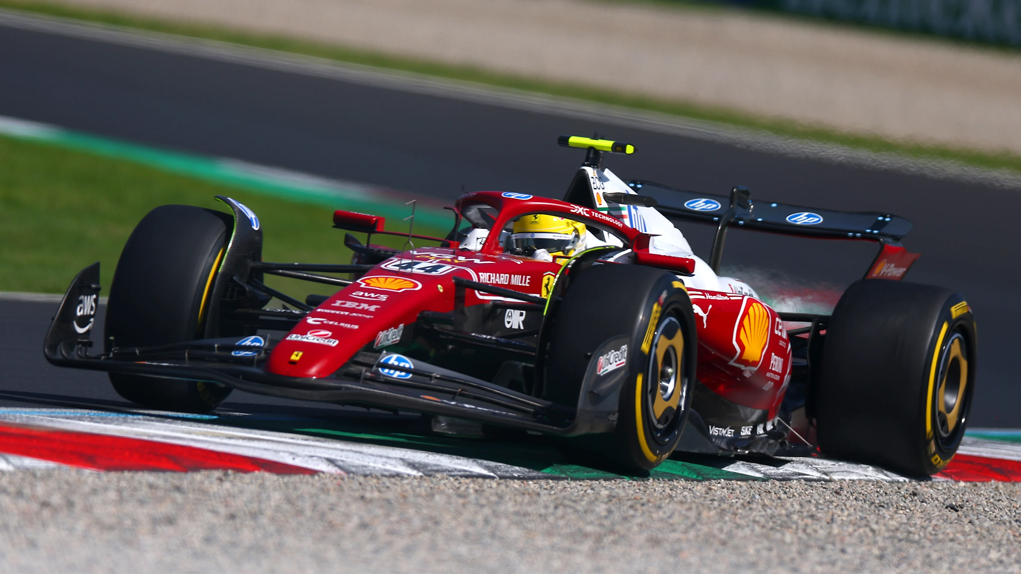 Monza, Italia - 06 de septiembre: Lewis Hamilton de Gran Bretaña conduciendo la (44) Scuderia Ferrari