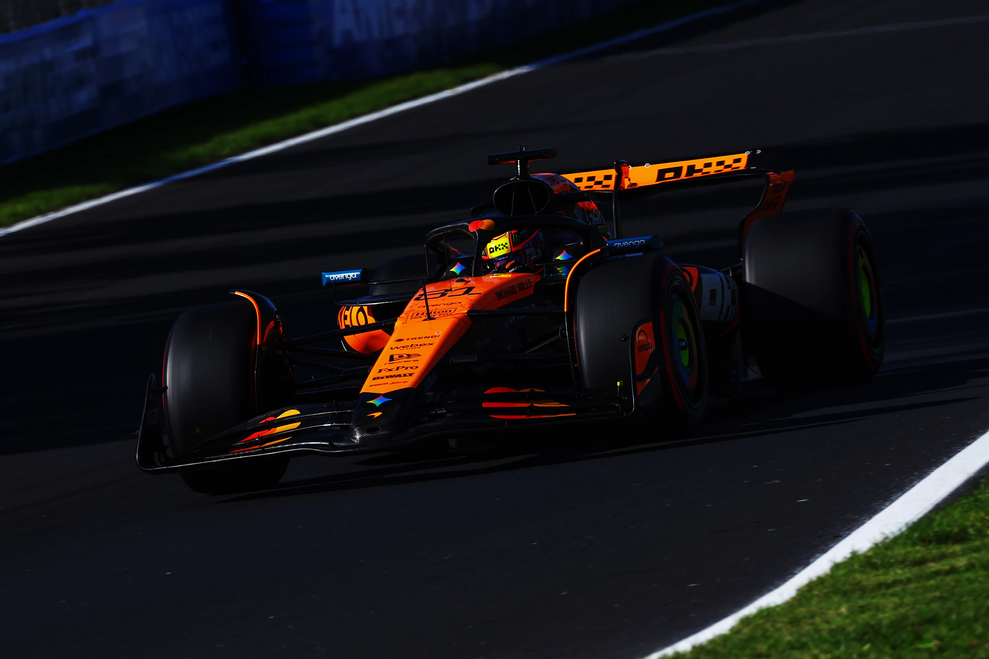 Monza, Italia - 06 de septiembre: Oscar Piastri de Australia que conduce el (81) McLaren MCL39 Mercedes en