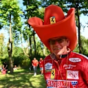 Un fan fue todo: un sombrero escarlata gigante emparejado con un traje de carreras vintage para el máximo impacto de Monza