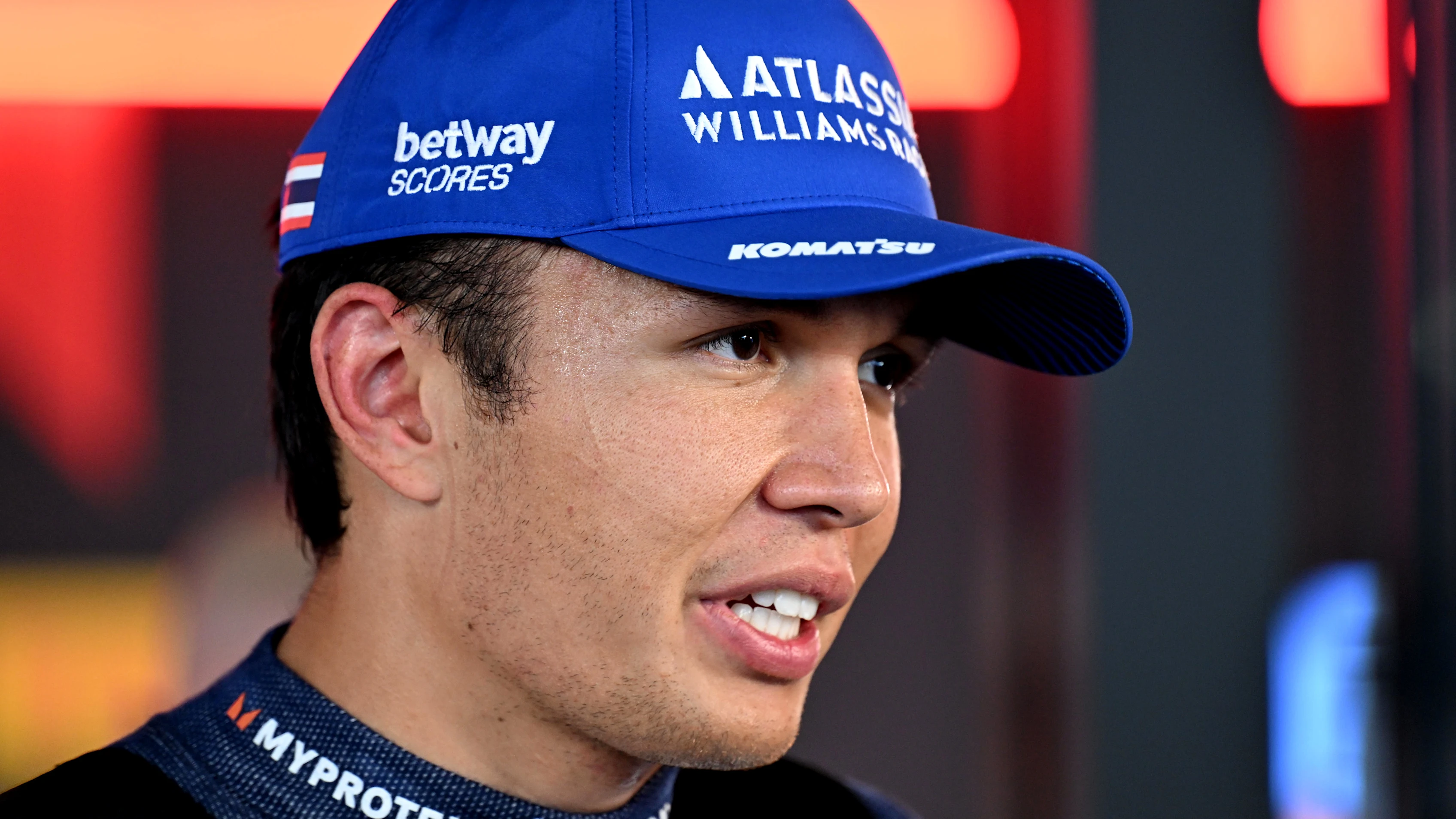 Monza, Italia - 04 de septiembre: Alexander Albon de Tailandia y Williams habla con los medios de comunicación durante