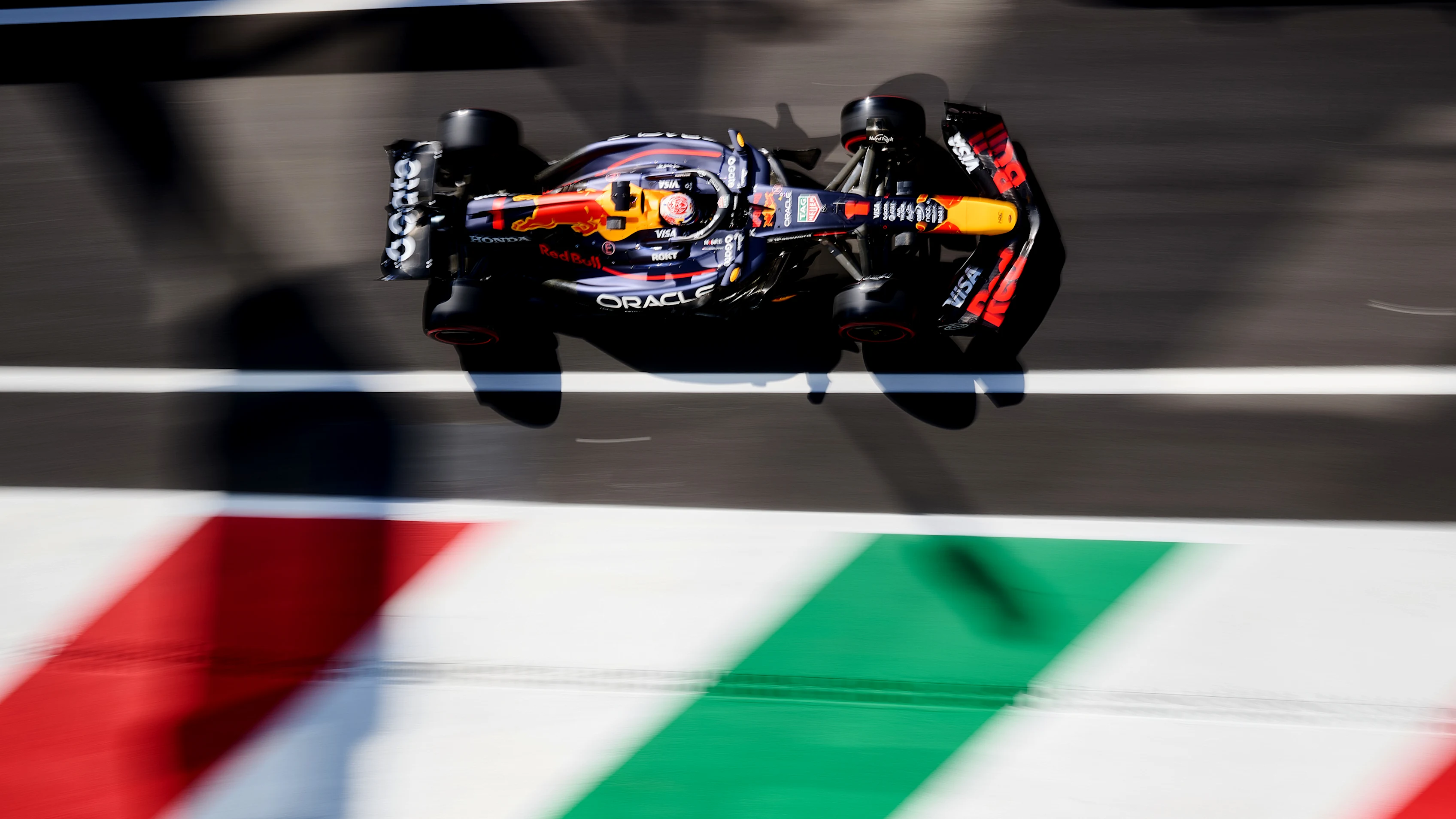 Monza, Italia - 06 de septiembre: Max Verstappen de los Países Bajos que conducen el (1) Oracle Red Bull