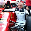 Jean Alesi se prepara para conducir el 1995 412 T2 alrededor de Monza