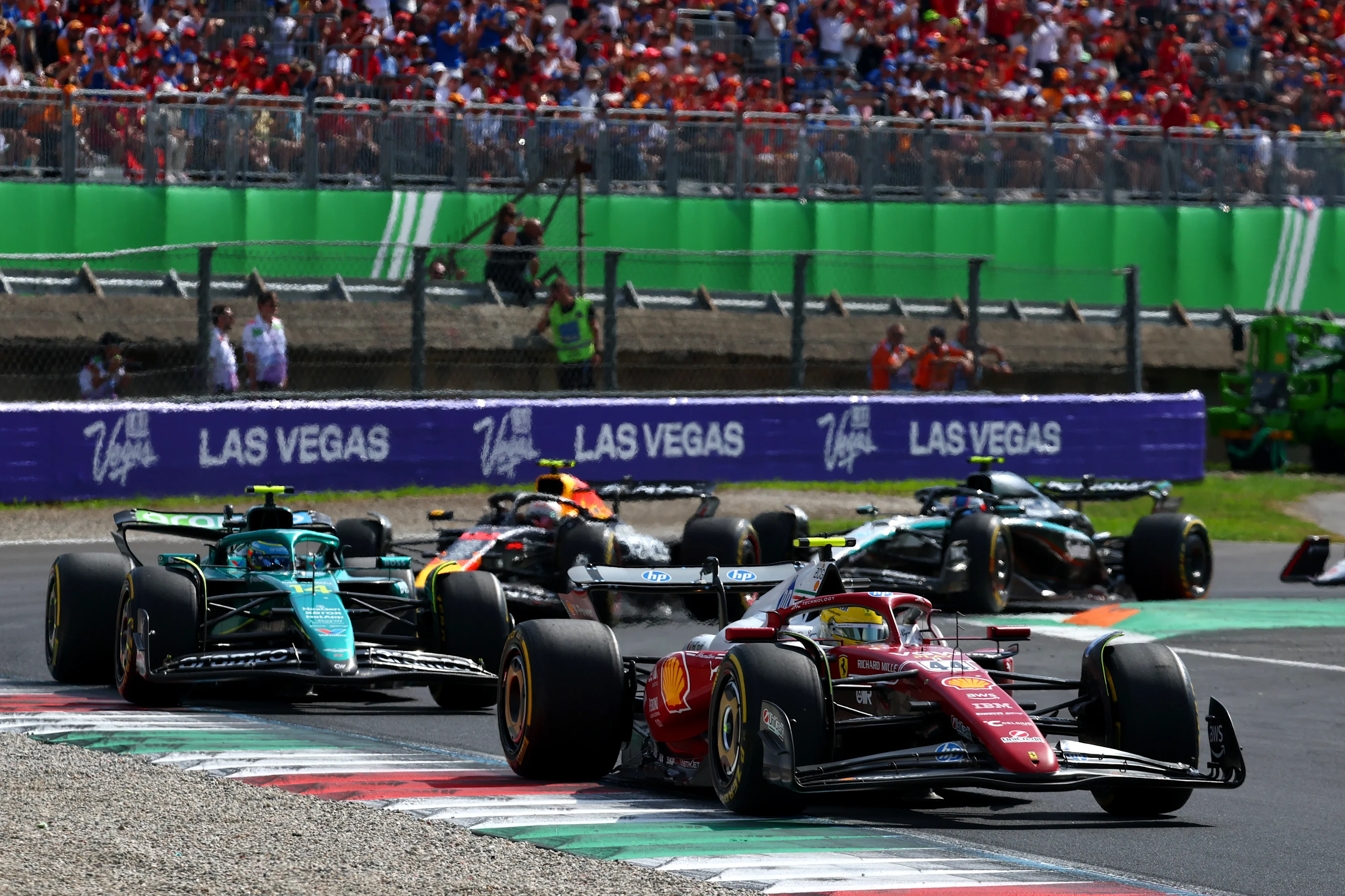 Monza, Italia - 07 de septiembre: Lewis Hamilton de Gran Bretaña que conduce a la (44) Scuderia Ferrari