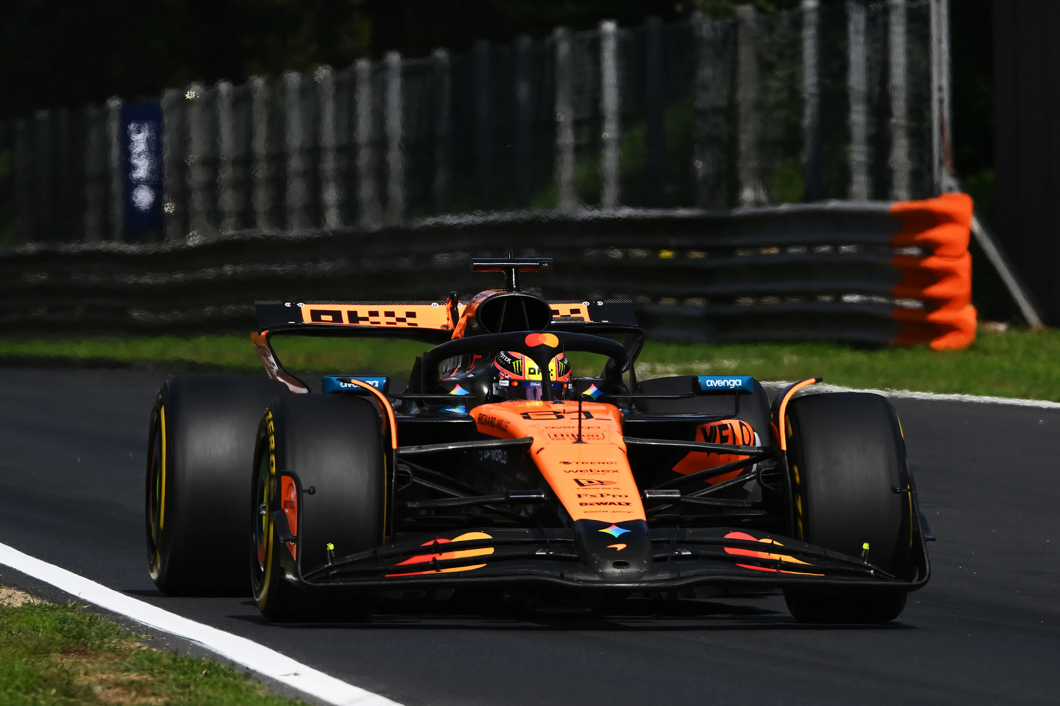 Monza, Italia - 07 de septiembre: Oscar Piastri de Australia que conduce el (81) McLaren MCL39 Mercedes en