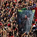 Un fan fue una fantasía llena con una pancarta de Game of Thrones: Eching Hamilton como el gobernante legítimo en rojo