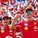 La próxima generación de tifosi - jóvenes fanáticos de Ferrari tomando la magia de Monza
