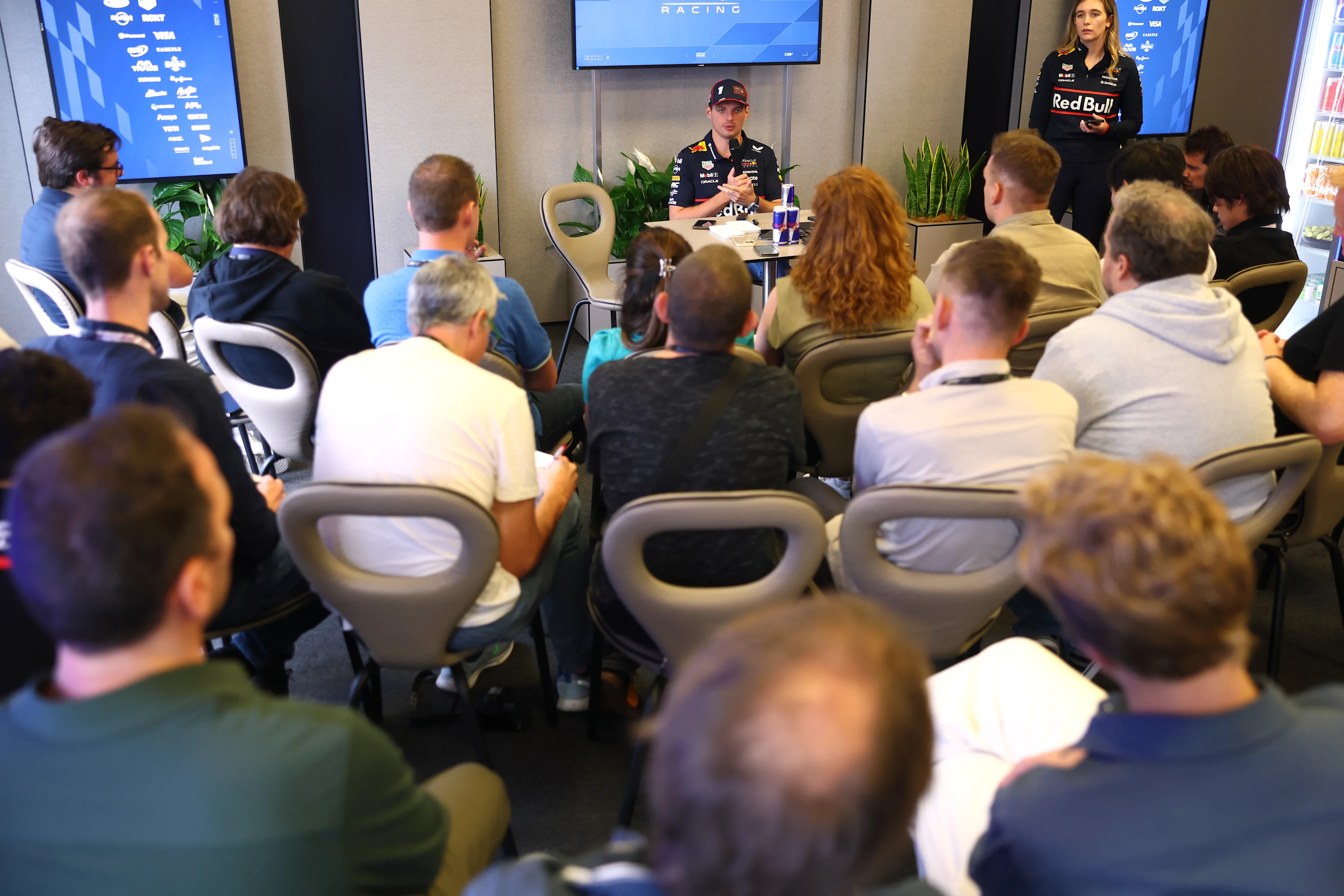 Baku, Azerbaiyán - 18 de septiembre: Max Verstappen de los Países Bajos y Oracle Red Bull Racing es