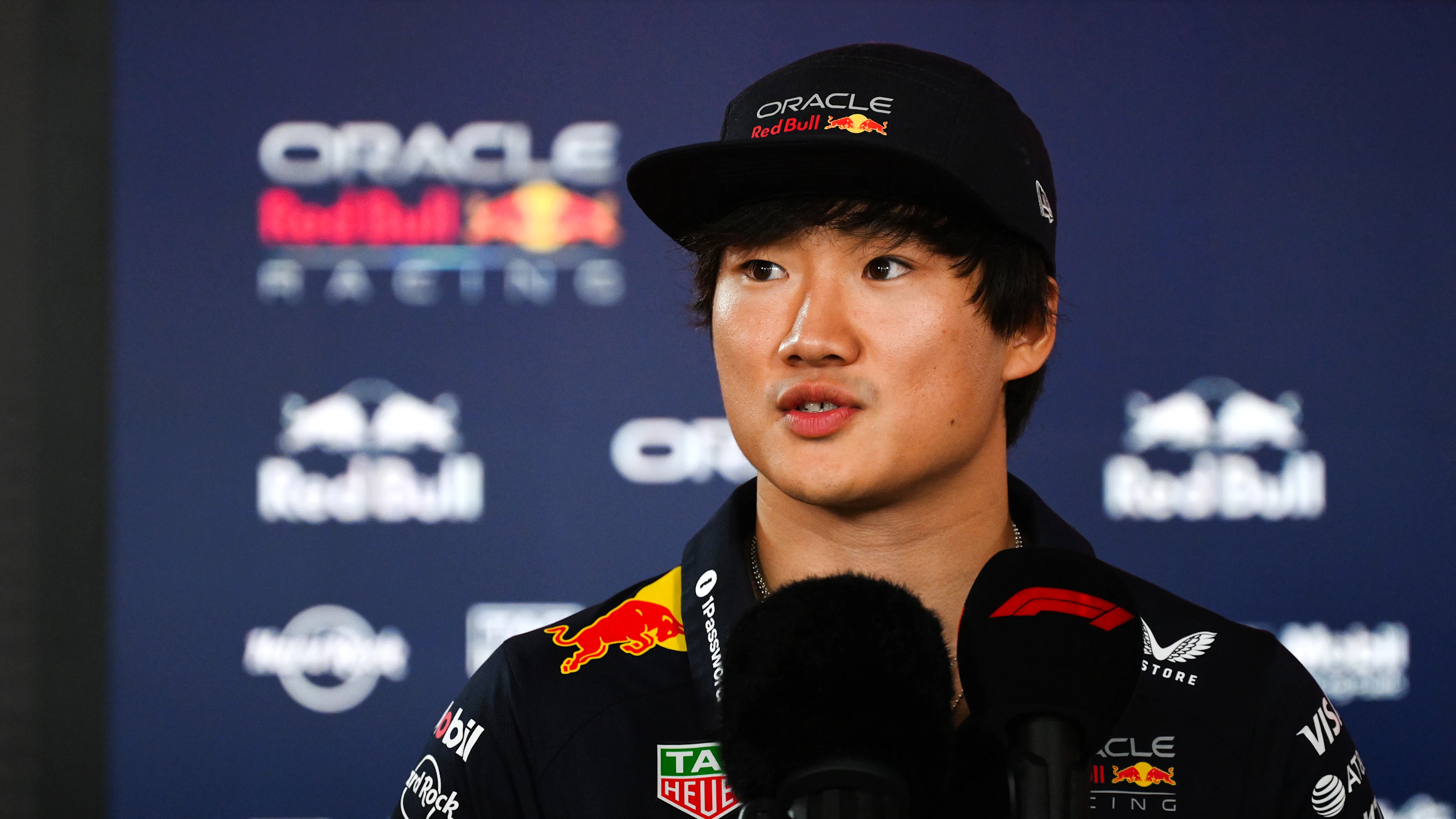 Baku, Azerbaiyán - 18 de septiembre: Yuki Tsunoda de Japón y Oracle Red Bull Racing habla con el