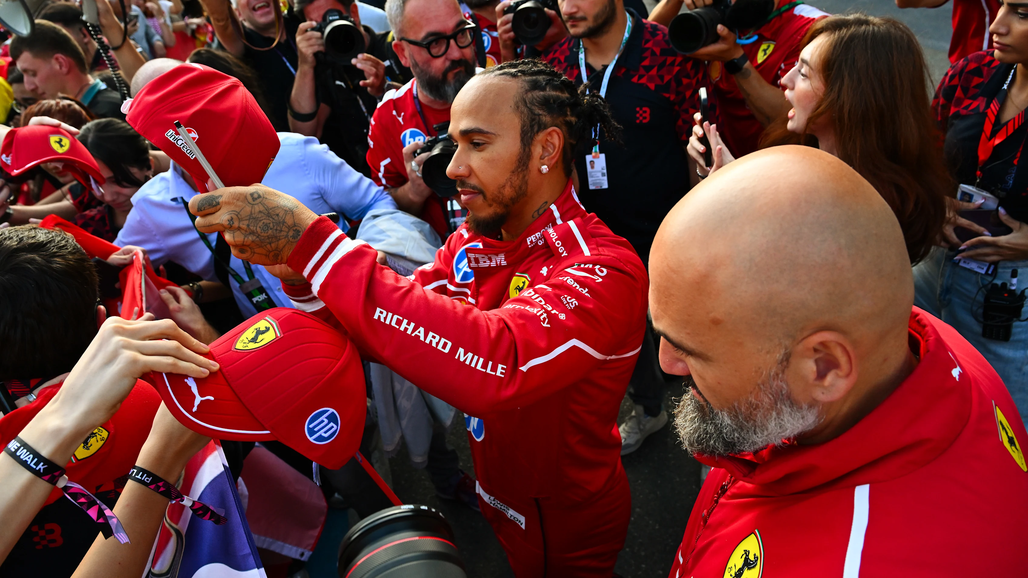 Bakú, Azerbaiyán - 18 de septiembre: Lewis Hamilton de Gran Bretaña y Signos de Scuderia Ferrari