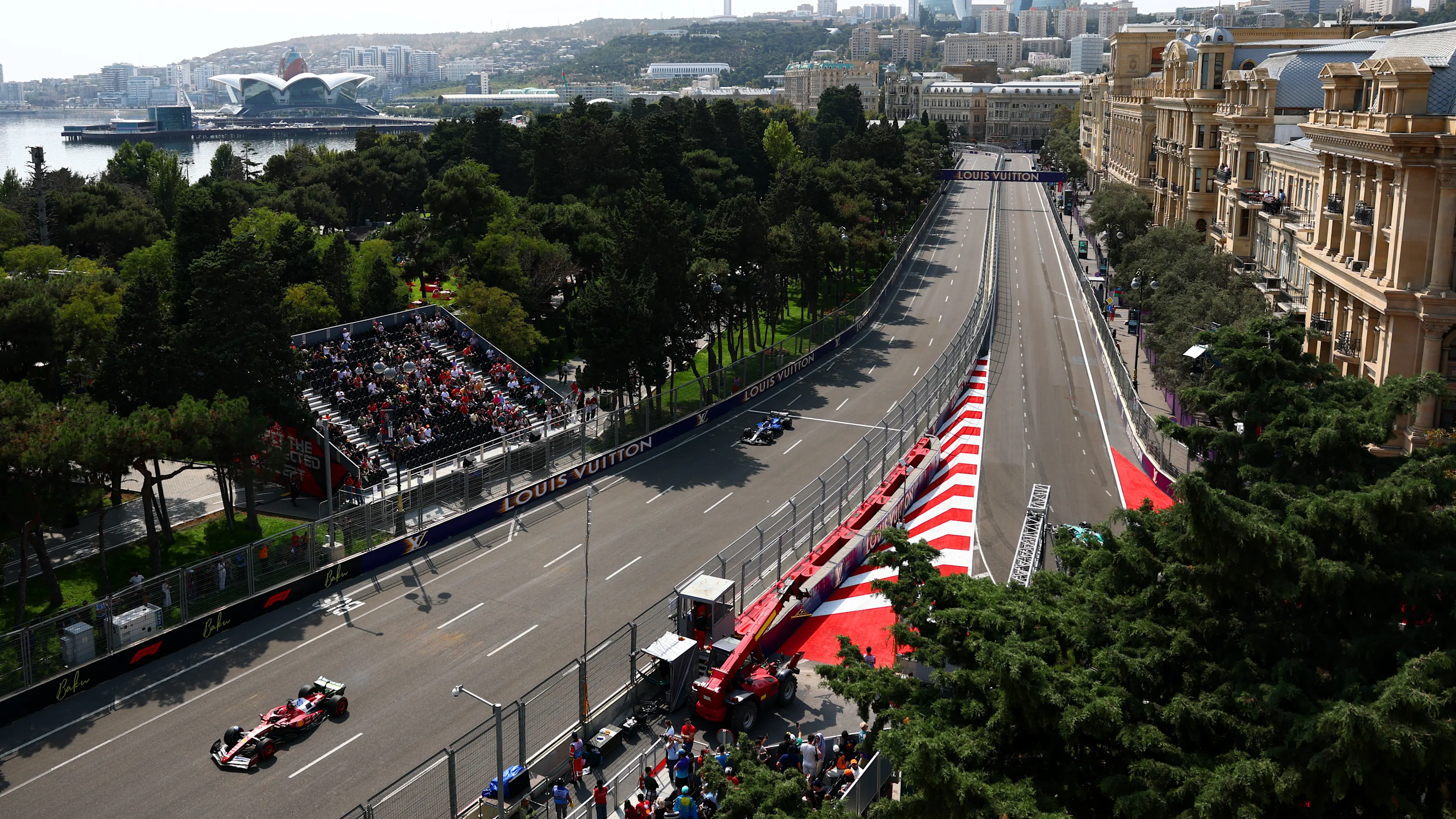 Bakú, Azerbaiyán - 19 de septiembre: Charles Leclerc de Mónaco conduciendo la (16) Scuderia Ferrari SF -25