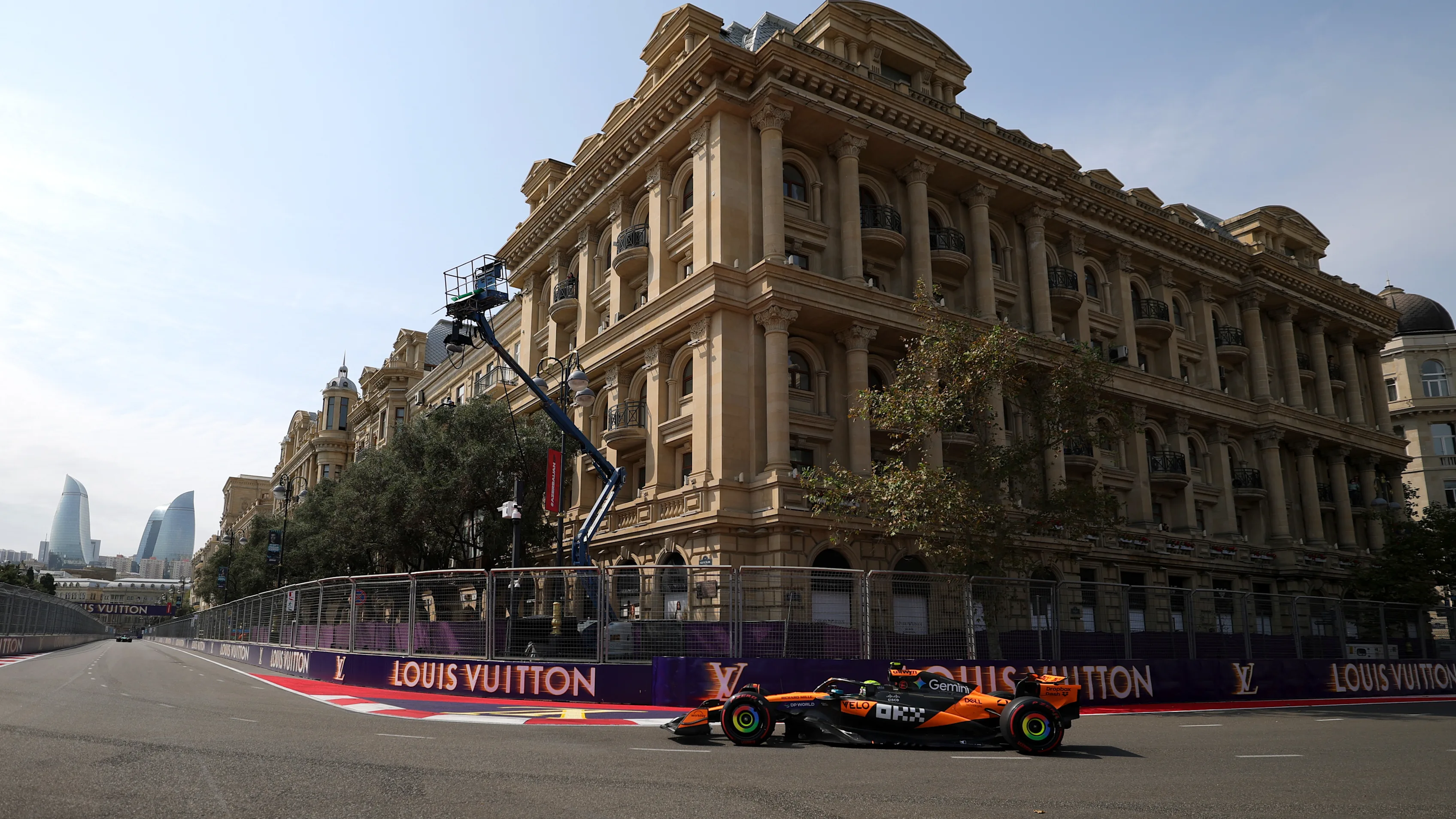 Bakú, Azerbaiyán - 19 de septiembre: Lando Norris de Gran Bretaña conduciendo el (4) McLaren MCL39