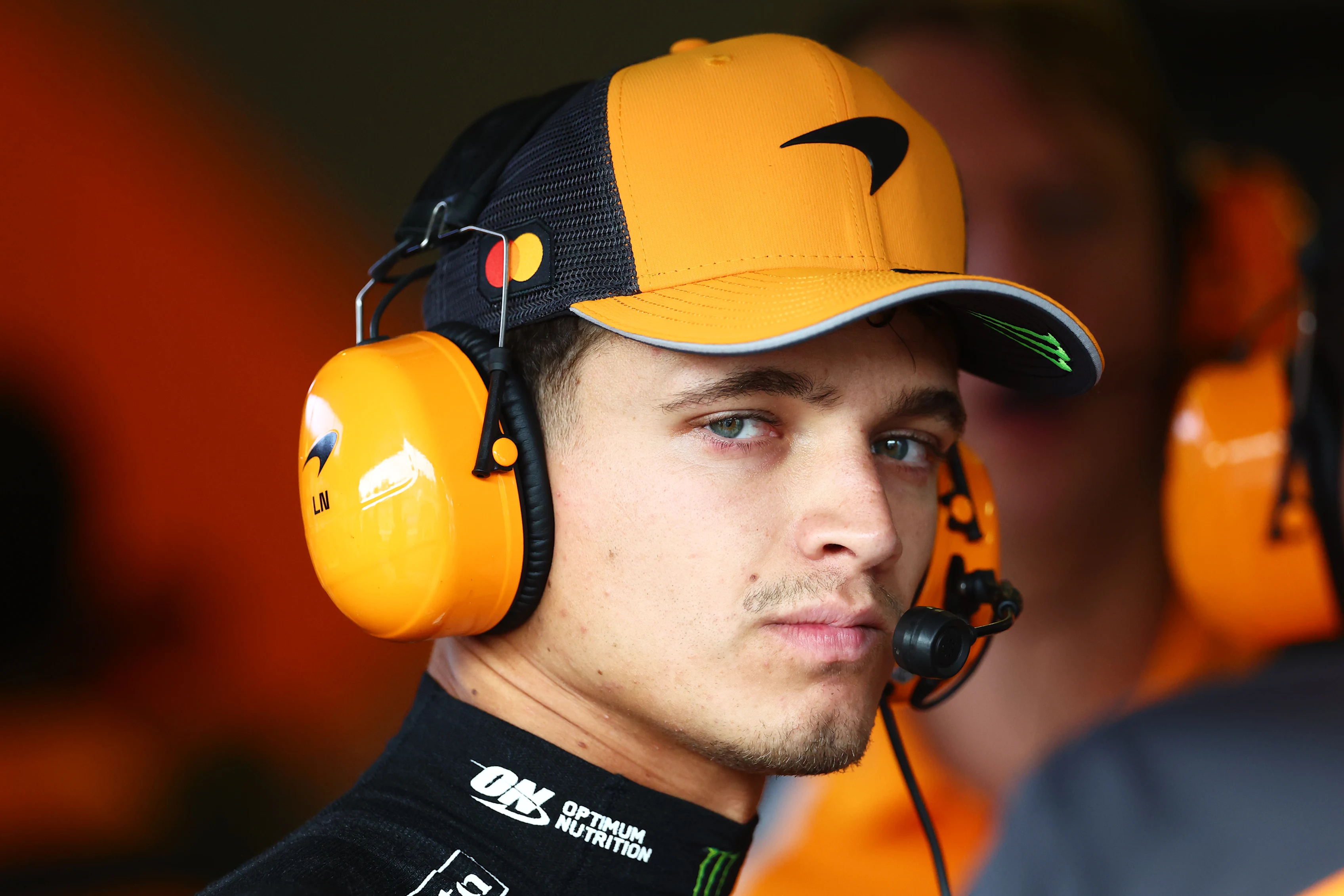 Bakú, Azerbaiyán - 19 de septiembre: Lando Norris de Gran Bretaña y McLaren mira durante la práctica