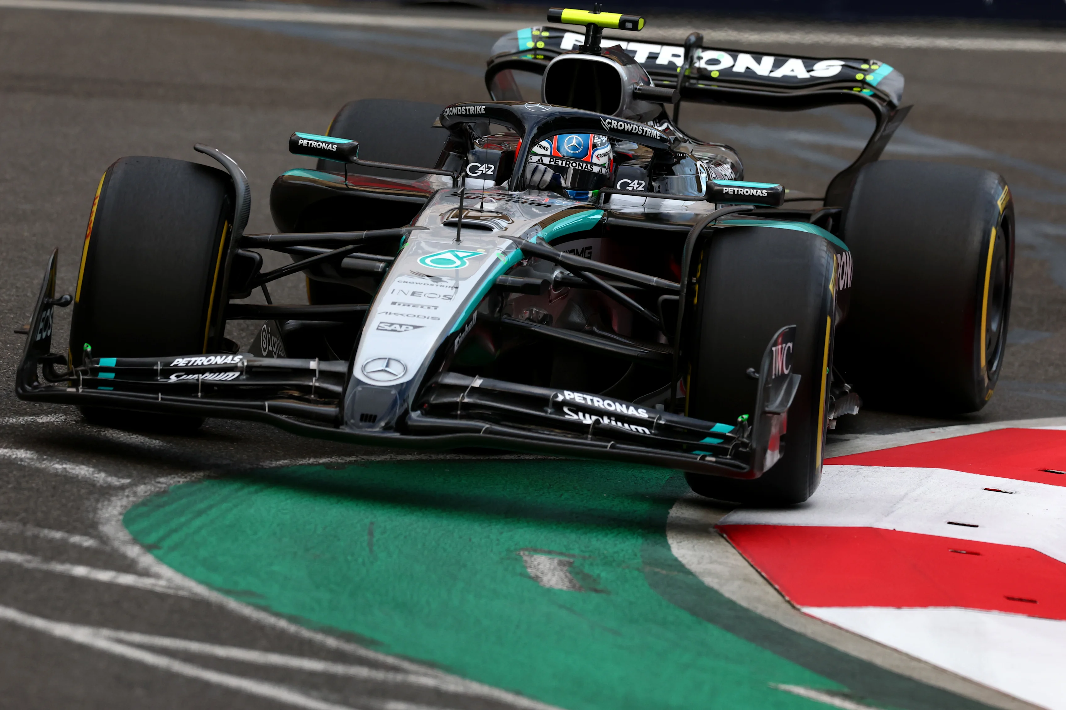 Baku, Azerbaiyán - 20 de septiembre: Andrea Kimi Antonelli de Italia conduce el (12) Mercedes AMG