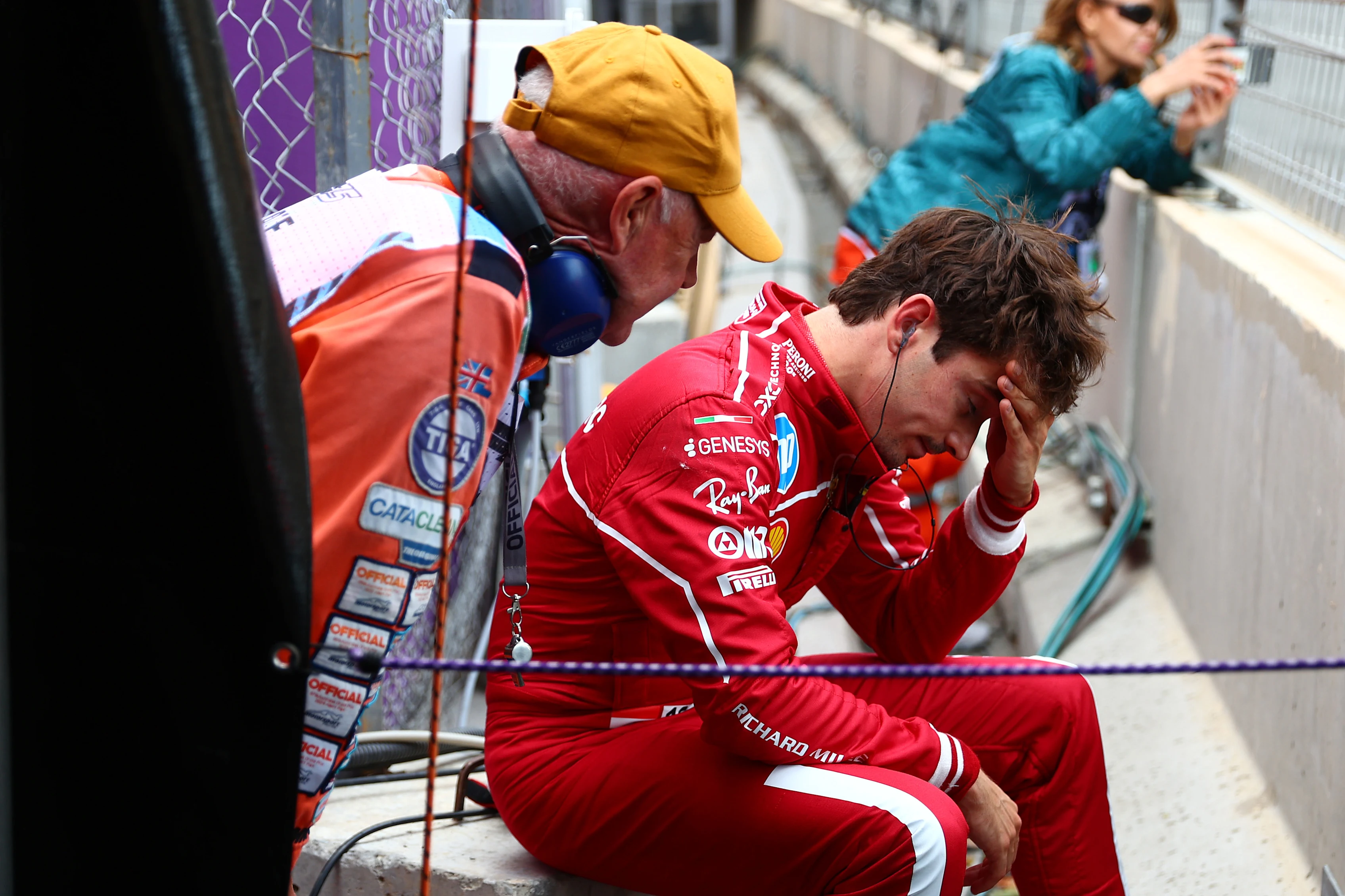 Baku, Azerbaiyán - 20 de septiembre: Charles Leclerc de Mónaco y Scuderia Ferrari se sienta después de un