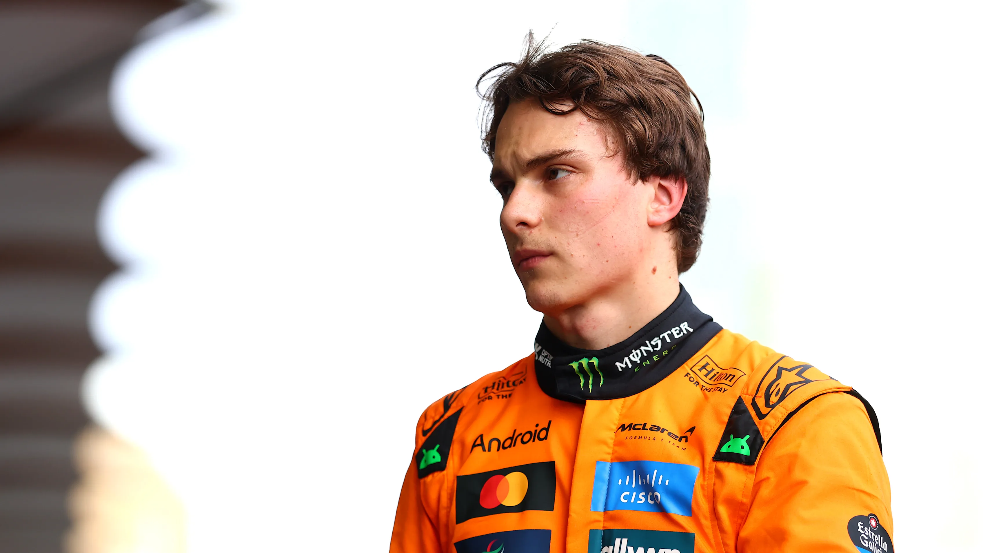 Bakú, Azerbaiyán - 20 de septiembre: Oscar Piasstri de Australia y McLaren camina en el pitlane después