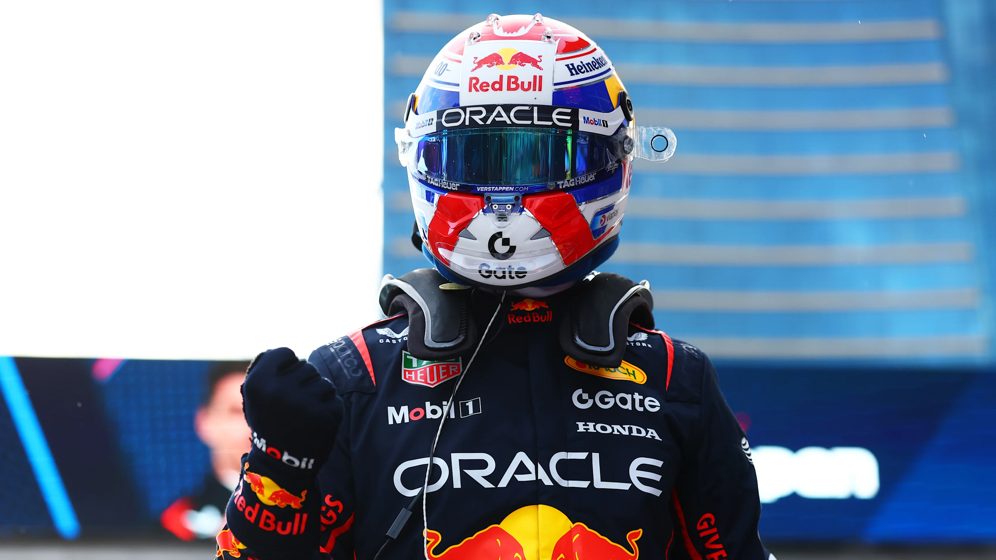 Bakú, Azerbaiyán - 20 de septiembre: Calificador de la pole Pose Max Verstappen de los Países Bajos y
