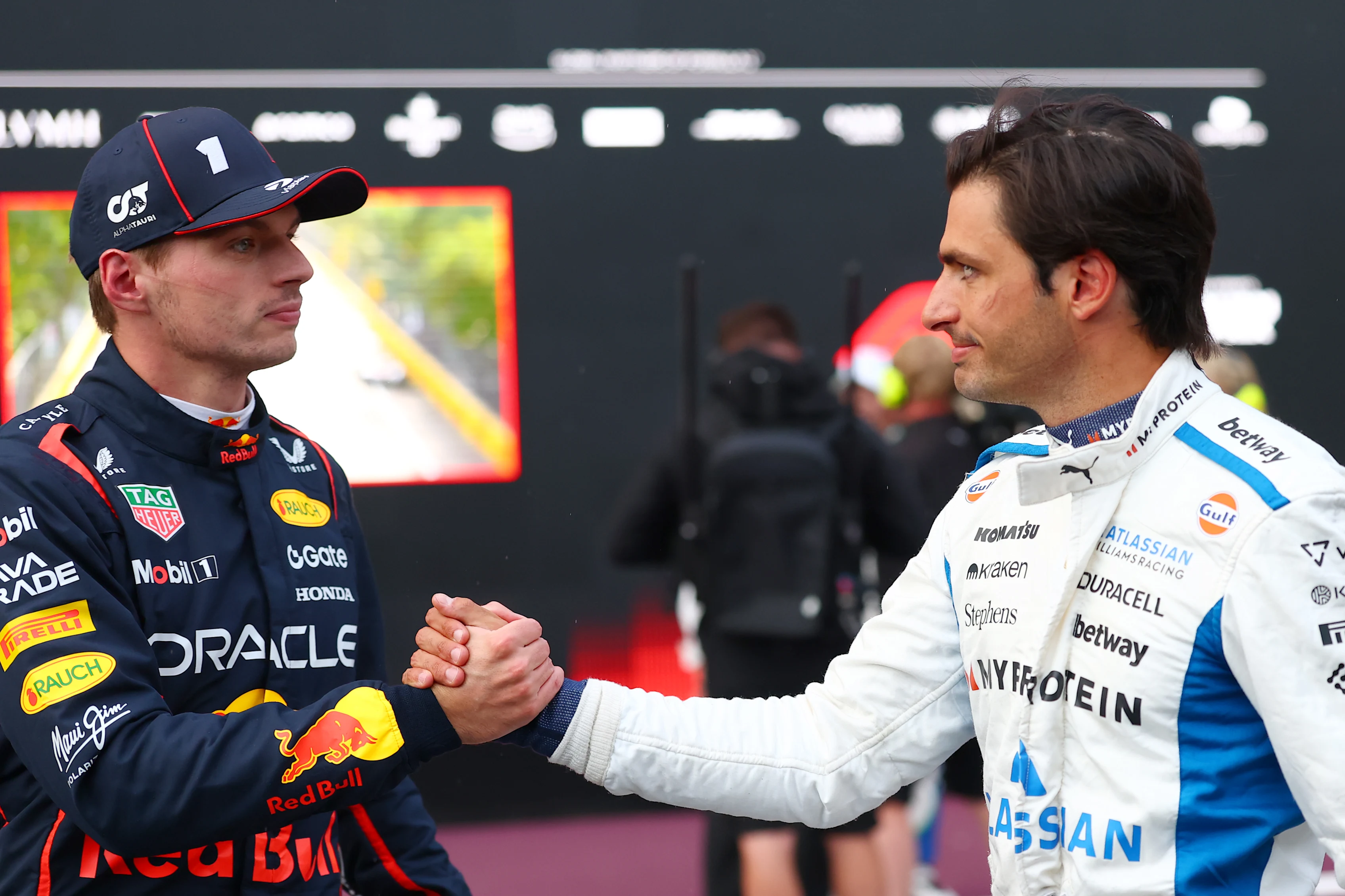 Bakú, Azerbaiyán - 20 de septiembre: Calificador de la pole Pose Max Verstappen de los Países Bajos y