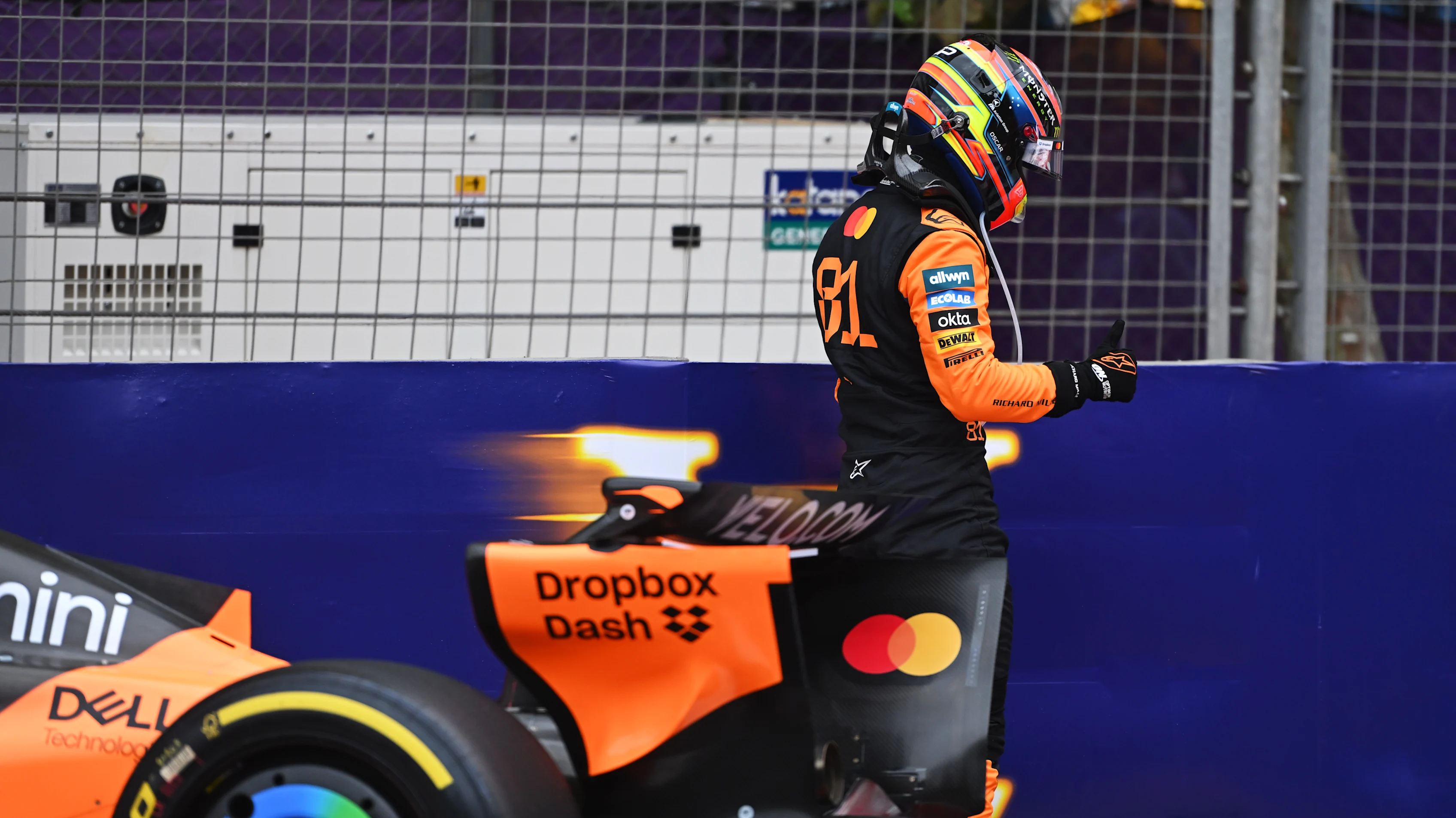 Bakú, Azerbaiyán - 21 de septiembre: Oscar Piasstri de Australia y McLaren se aleja de su auto