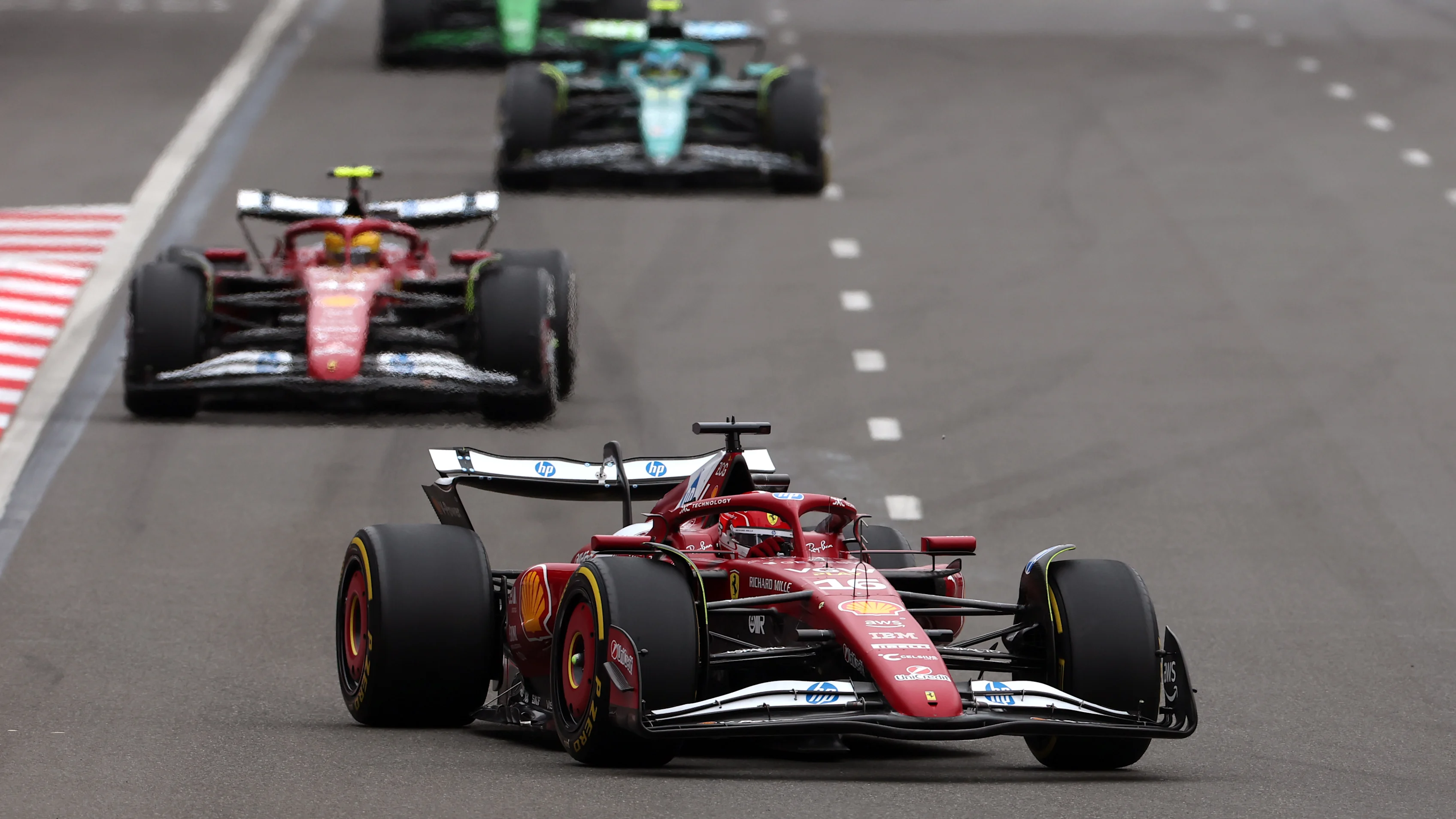 Bakú, Azerbaiyán - 21 de septiembre: Charles Leclerc de Mónaco conduciendo la (16) Scuderia Ferrari SF -25