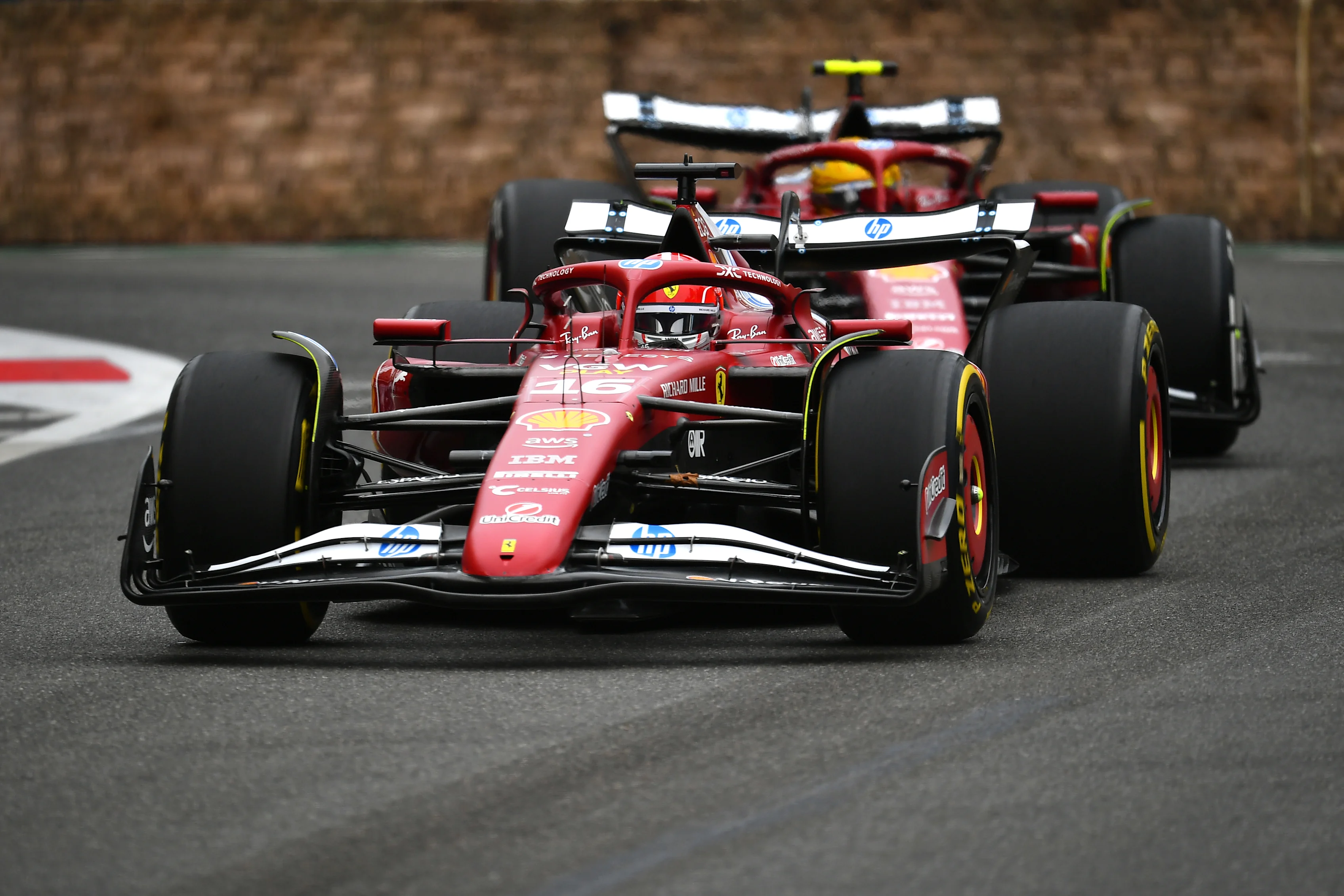 Bakú, Azerbaiyán - 21 de septiembre: Charles Leclerc de Mónaco y Scuderia Ferrari y Lewis Hamilton