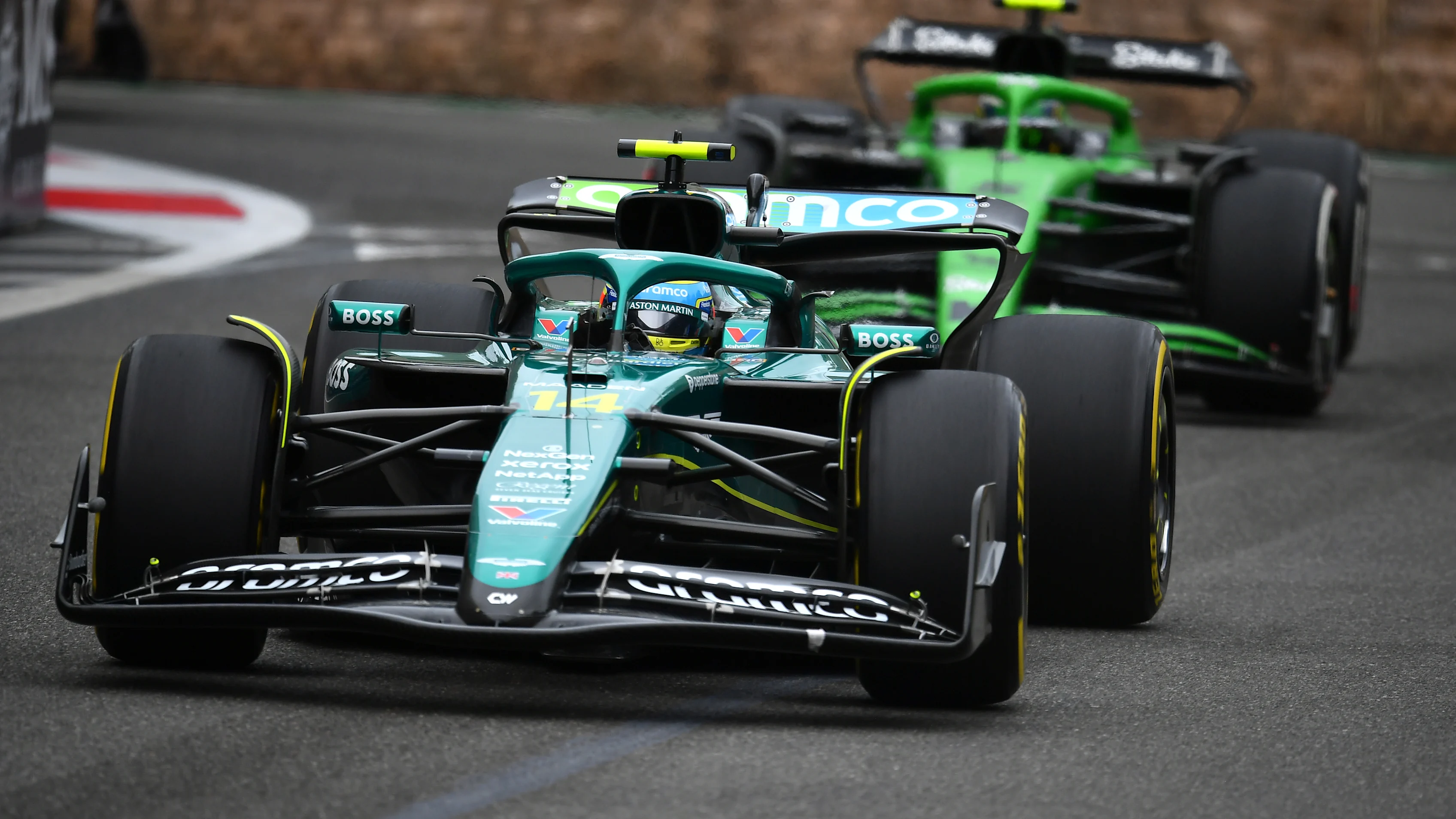 Bakú, Azerbaiyán - 21 de septiembre: Fernando Alonso de España conduciendo el (14) equipo de Aston Martin F1