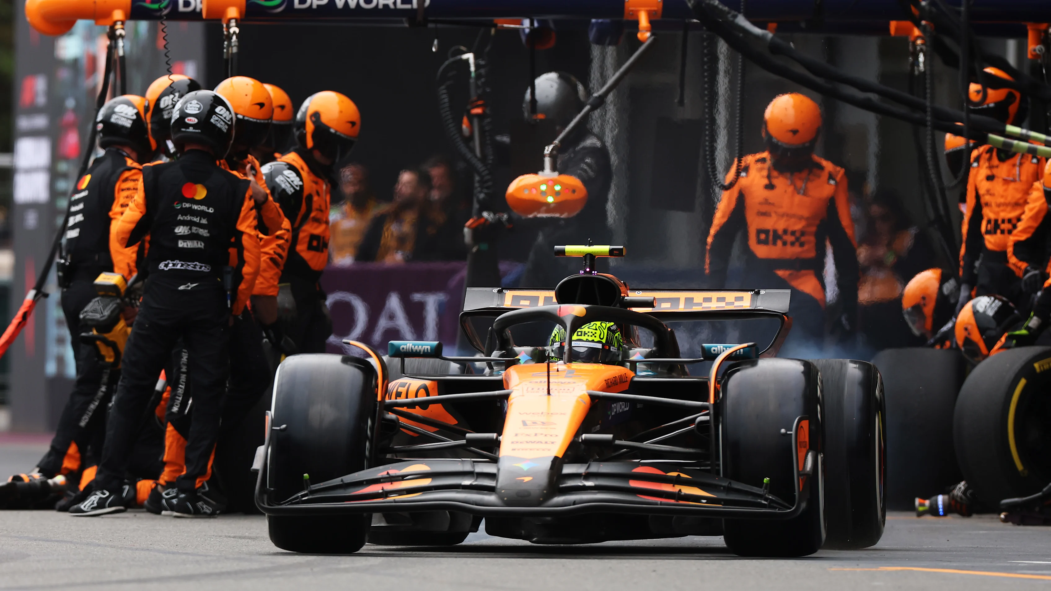 Bakú, Azerbaiyán - 21 de septiembre: Lando Norris de Gran Bretaña conduciendo el (4) McLaren MCL39