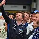 El director del equipo de Williams, James Vowles, captura el momento especial con el equipo