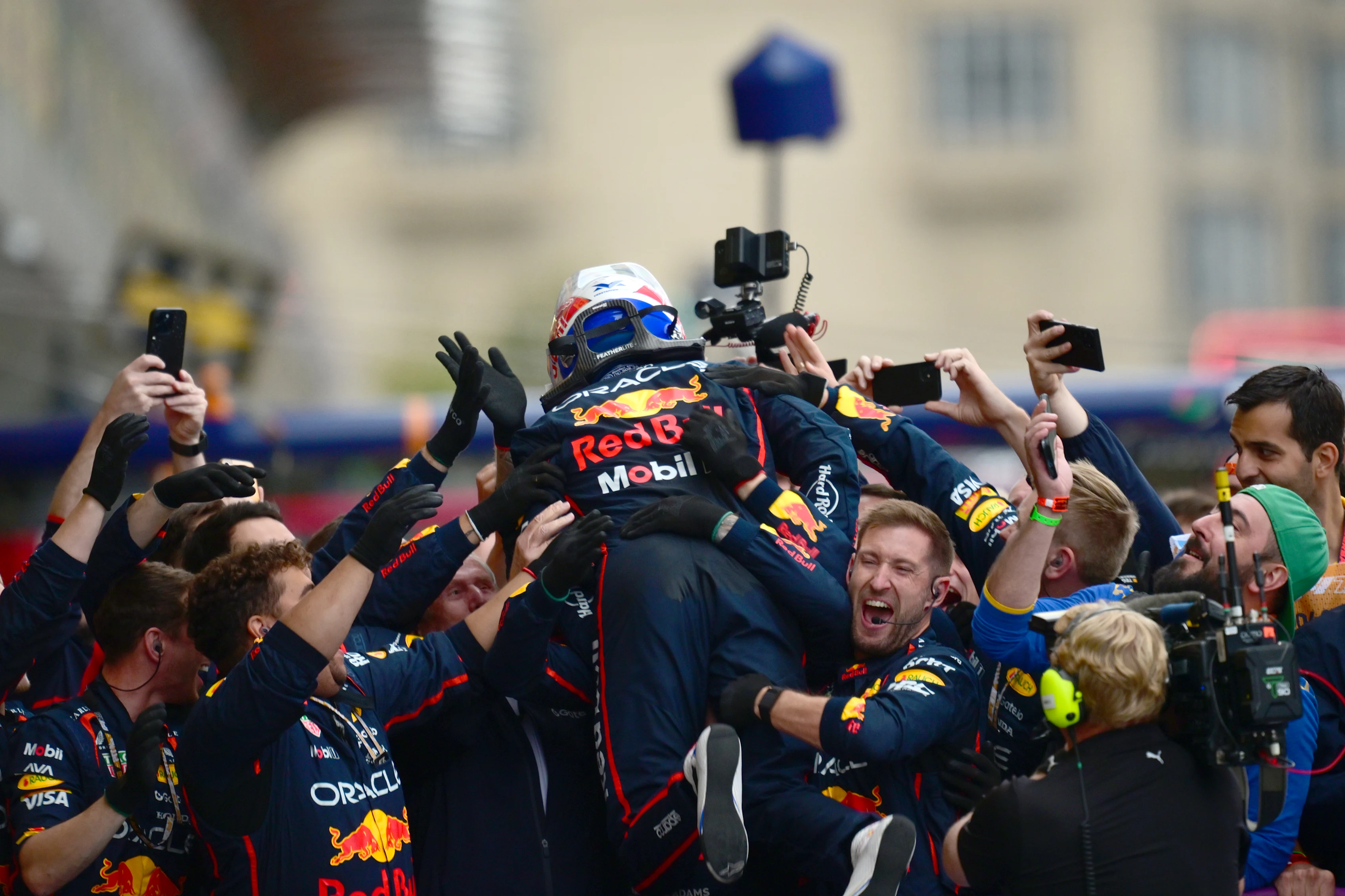 Bakú, Azerbaiyán - 21 de septiembre: ganador de la carrera Max Verstappen de los Países Bajos y Oracle Red Bull