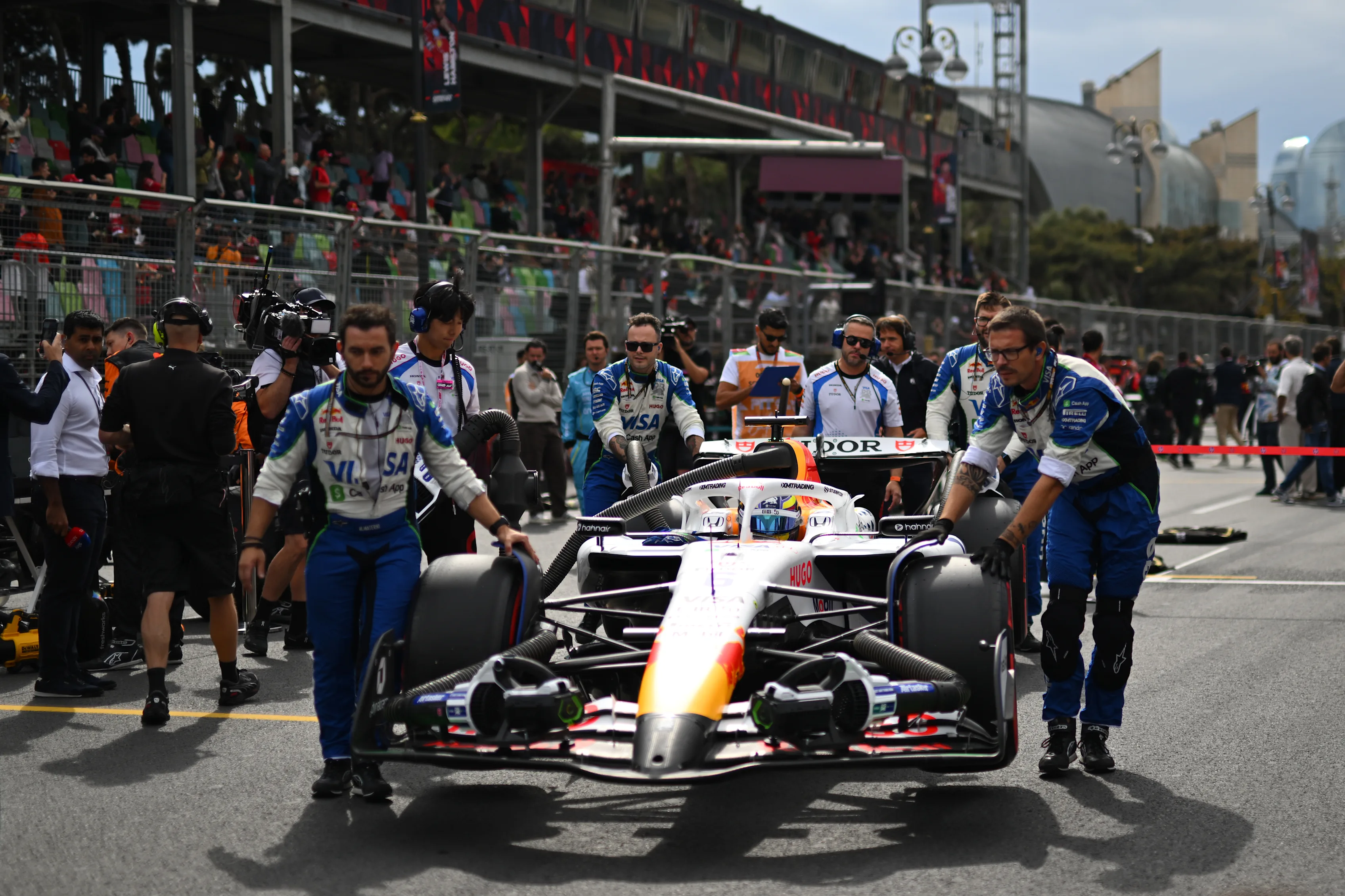 Bakú, Azerbaiyán - 21 de septiembre: Isack Hadjar de Francia conduciendo los (6) Visa Cash App Racing Bulls