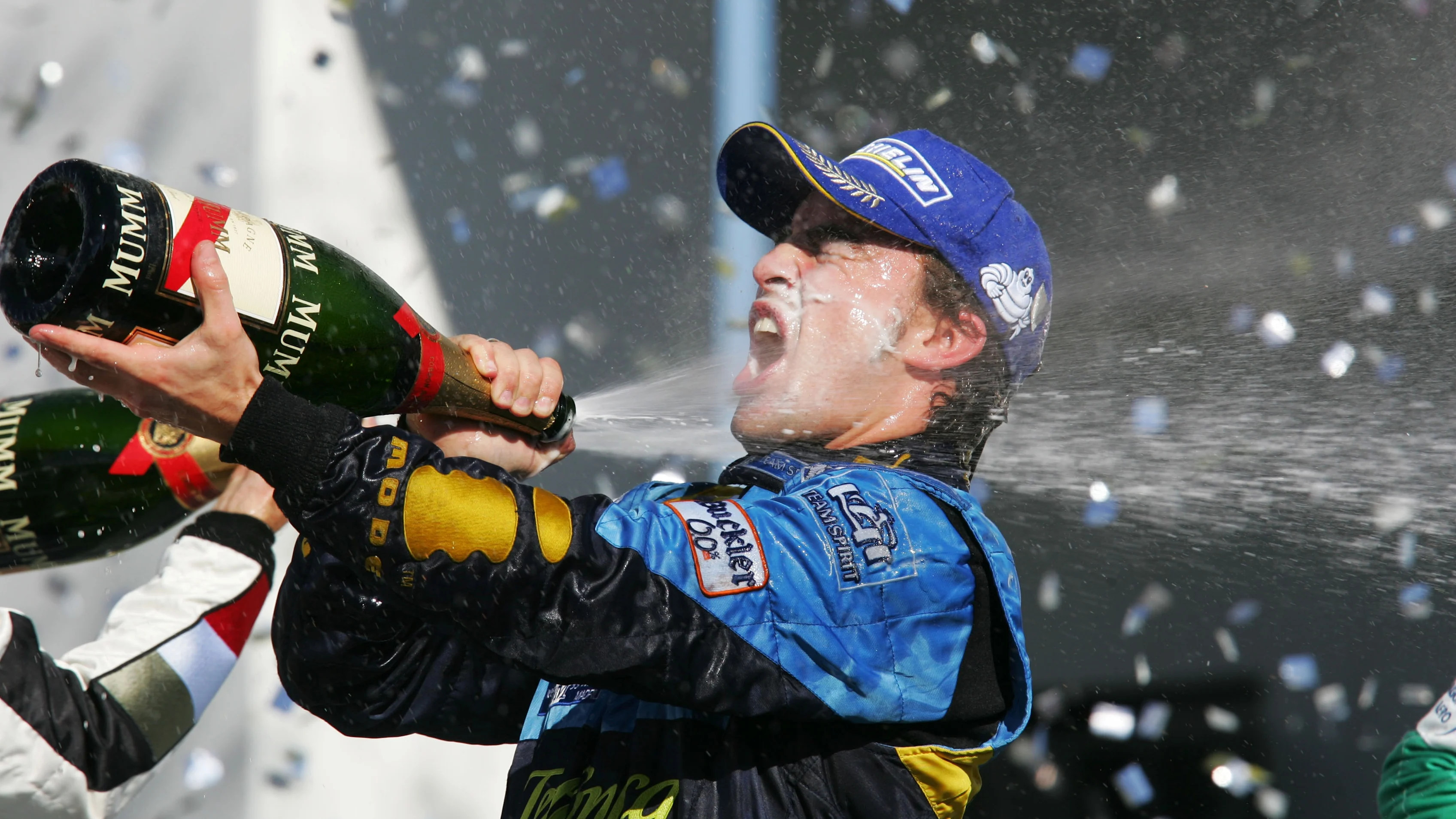 Fernando Alonso (ESP) Renault celebra la segunda posición y su campeonato mundial en el