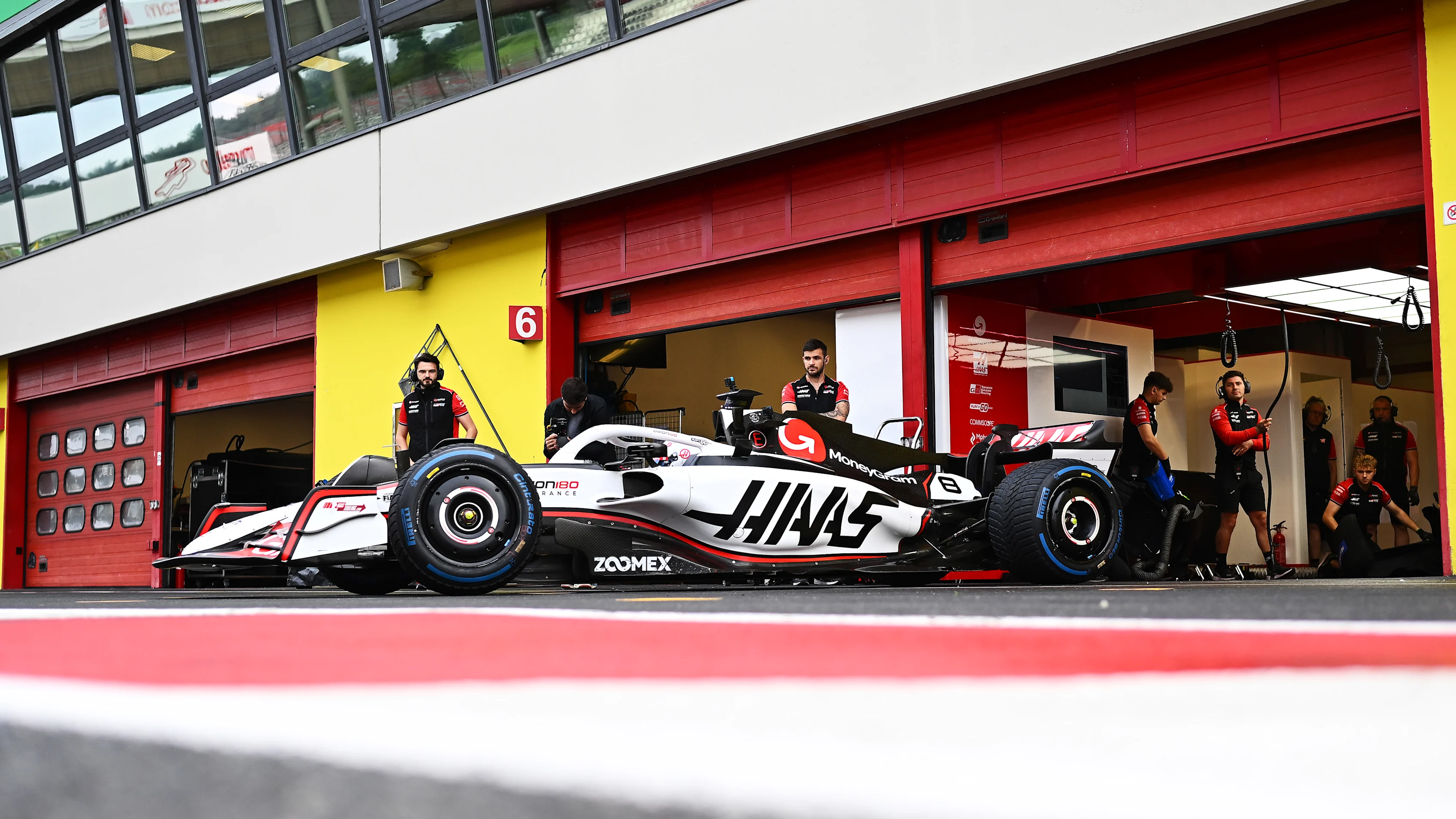 Scarperia, Italia - 26 de septiembre: Romain Grosjean de Francia conduciendo el Haas F1 Ferrari deja el