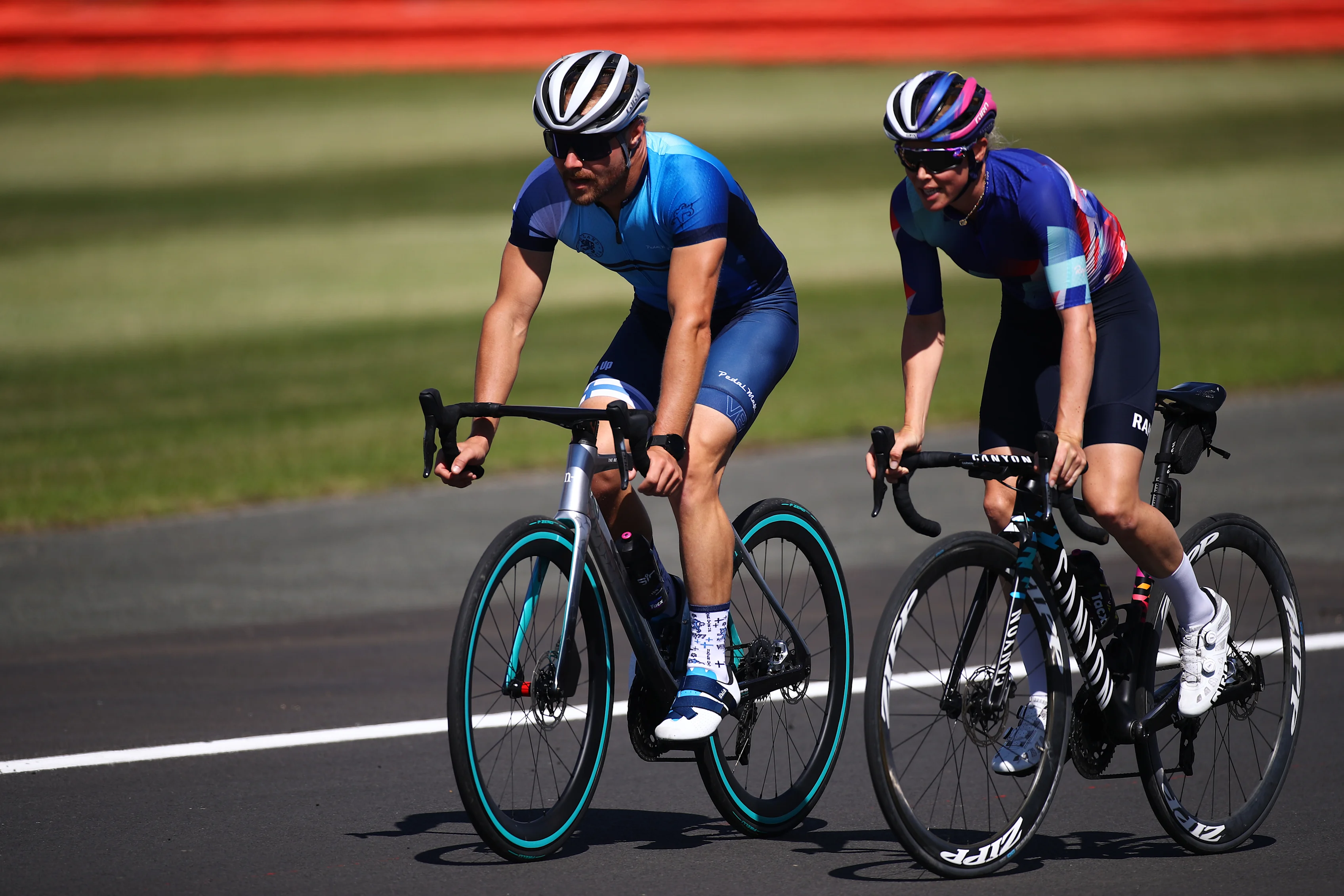 Northampton, Inglaterra - 30 de julio: Valtteri Bottas de Finlandia y Mercedes GP y novia y carretera