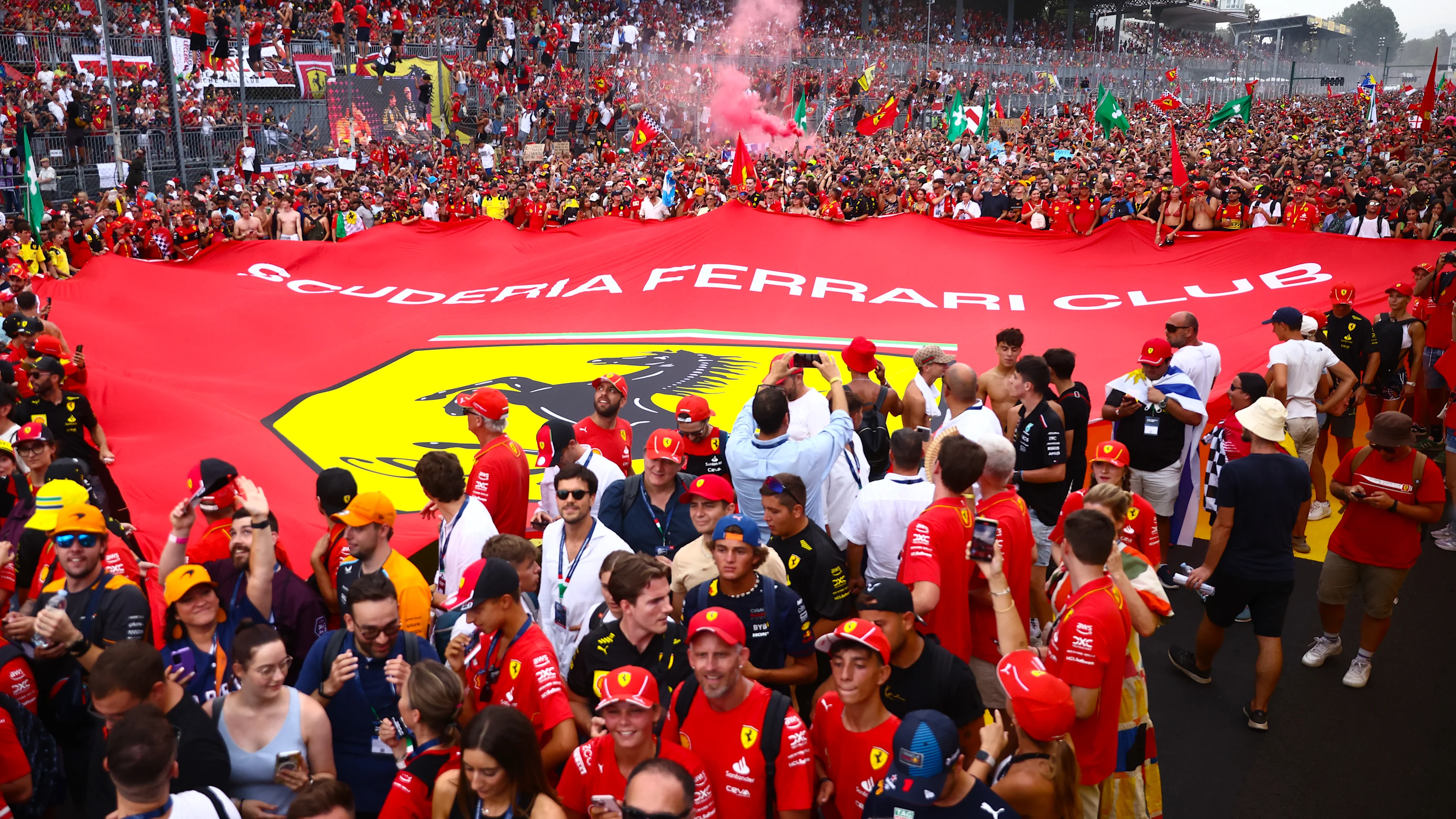 Tifosi celebra después de que Charles Leclerc de Ferrari gana el Gran Premio de Fórmula Uno italiano en