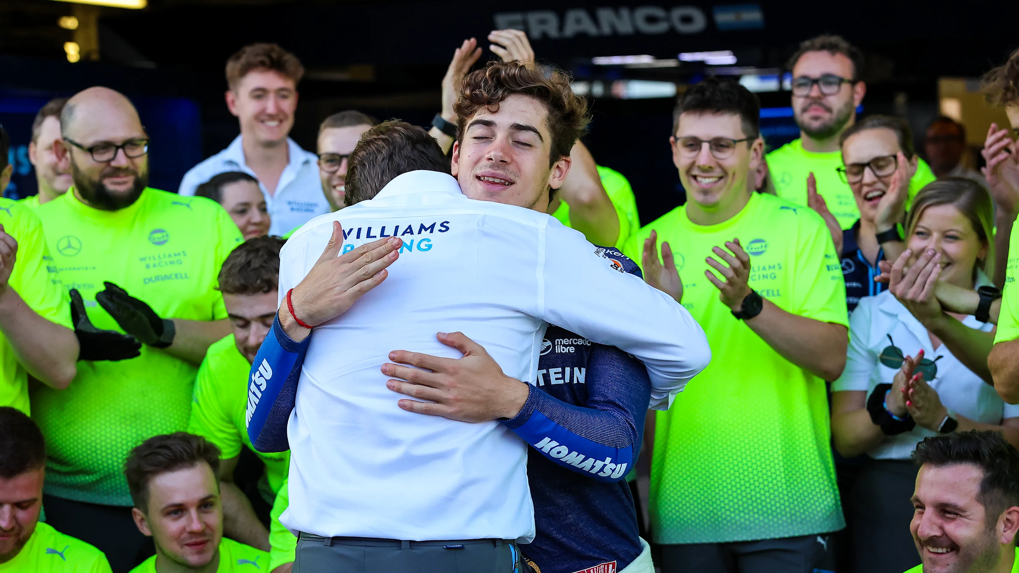 Bakú, Azerbaiyán - 15 de septiembre: Franco Colapinto de Argentina y Williams abraza a James Vowles, equipo