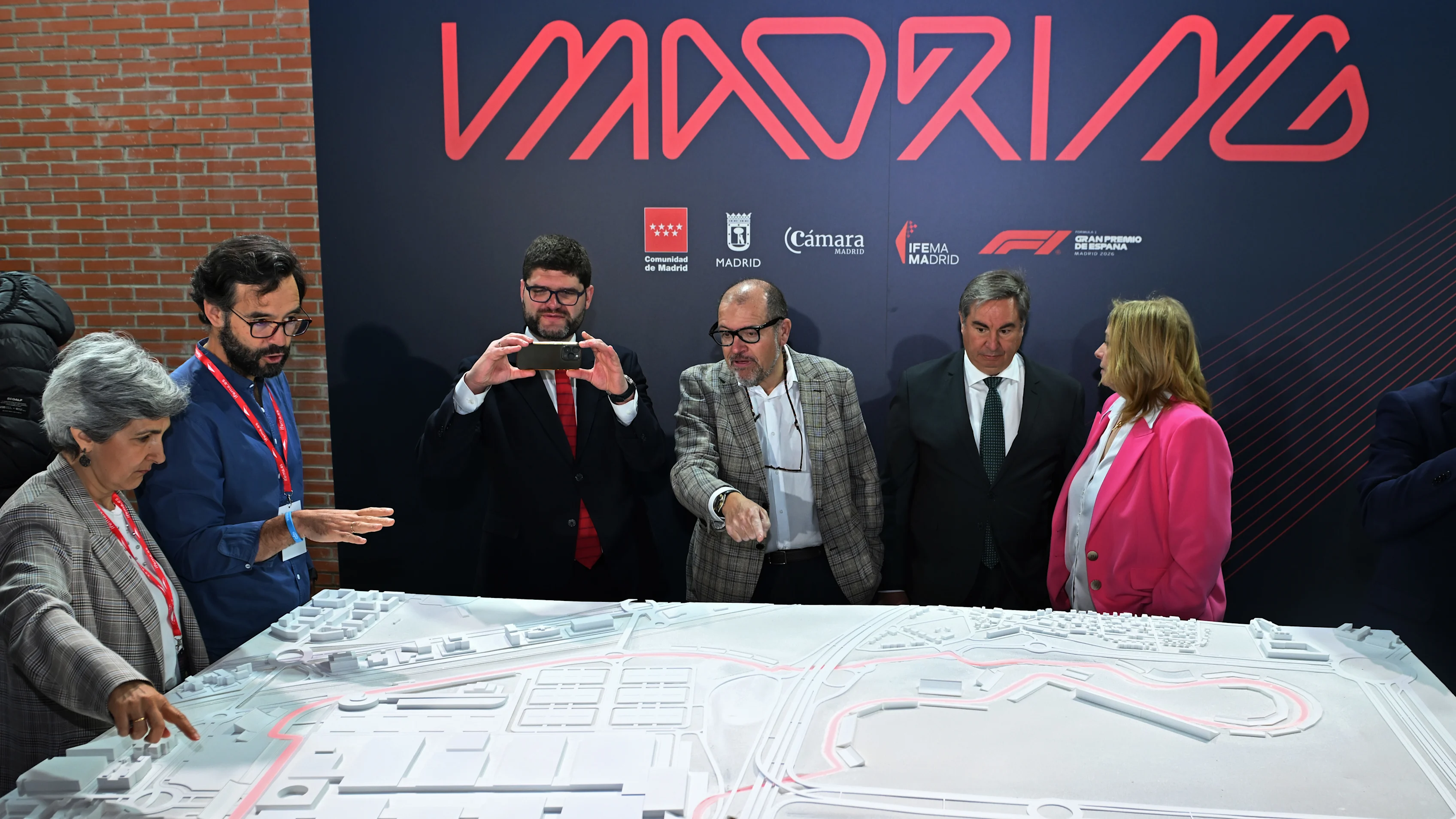 Madrid, España - 25 de abril: los funcionarios miran un modelo de la pista de Fórmula 1 durante el F1 Madrid