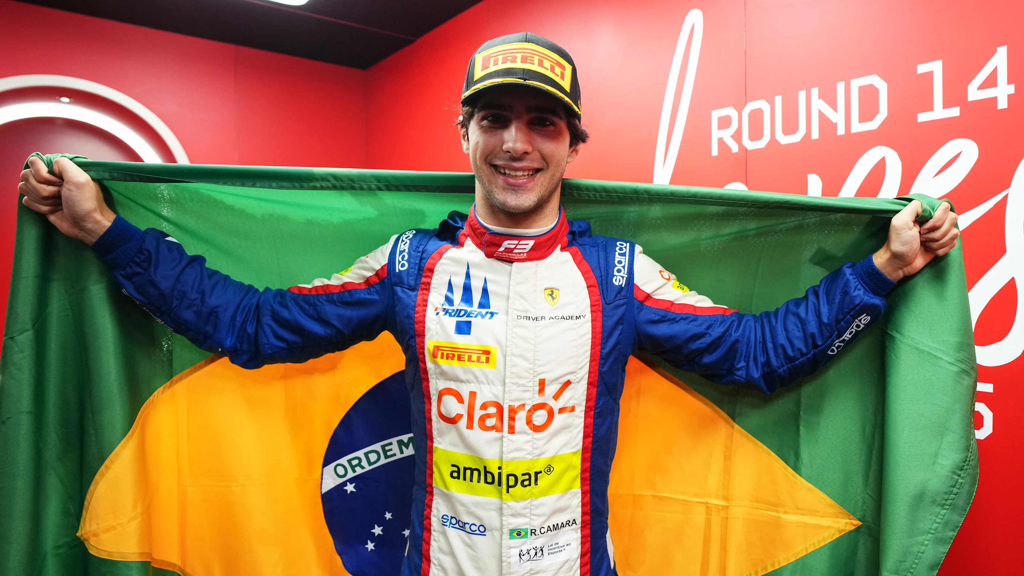 Budapest, Hungría - 03 de agosto: Campeón de pilotos F3 y ganador de la carrera Rafael Camara de Brasil y