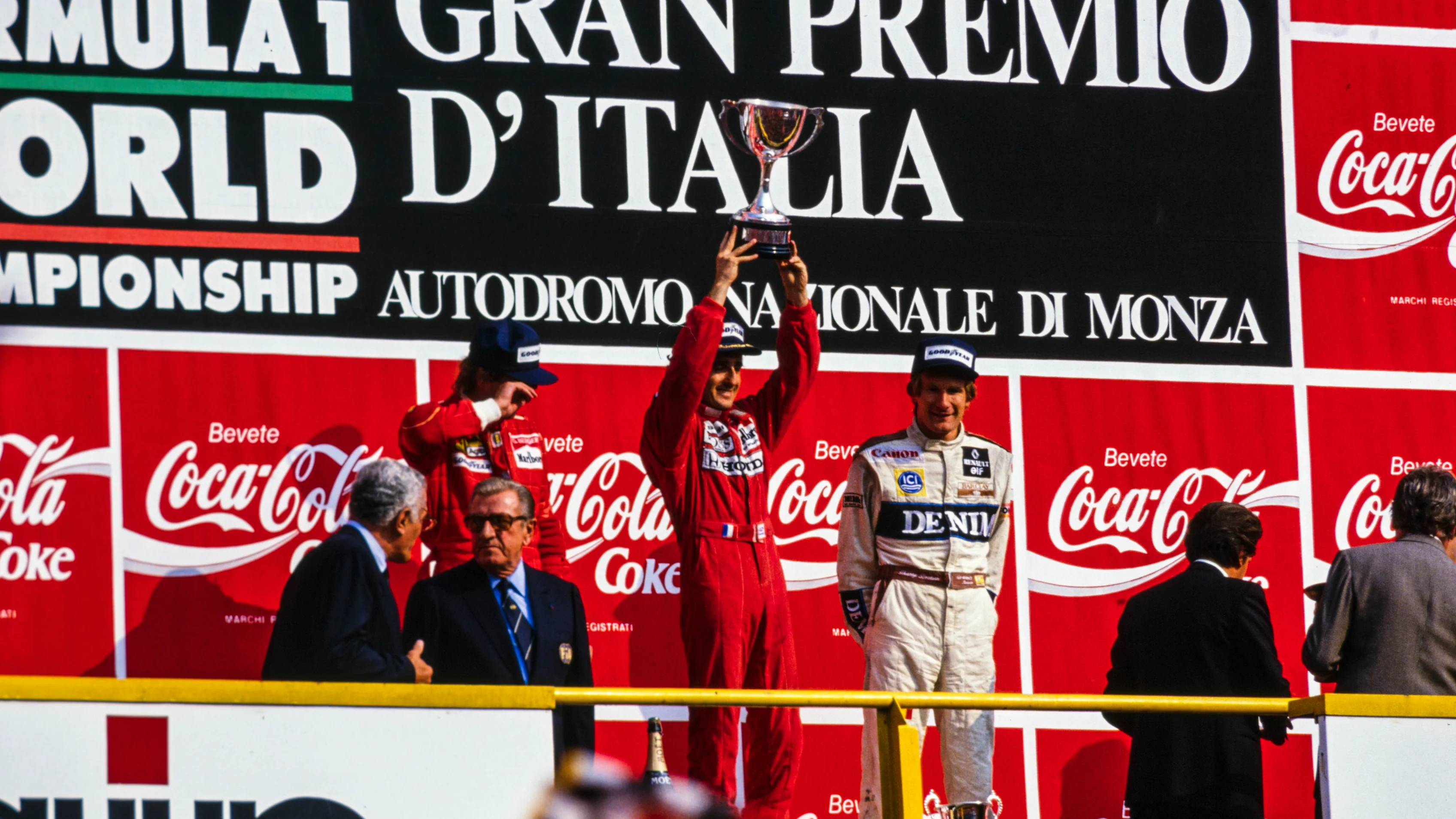 Autodromo Nazionale Monza, Italia - 10 de septiembre: Alain Prost, primera posición, plantea el trofeo 
