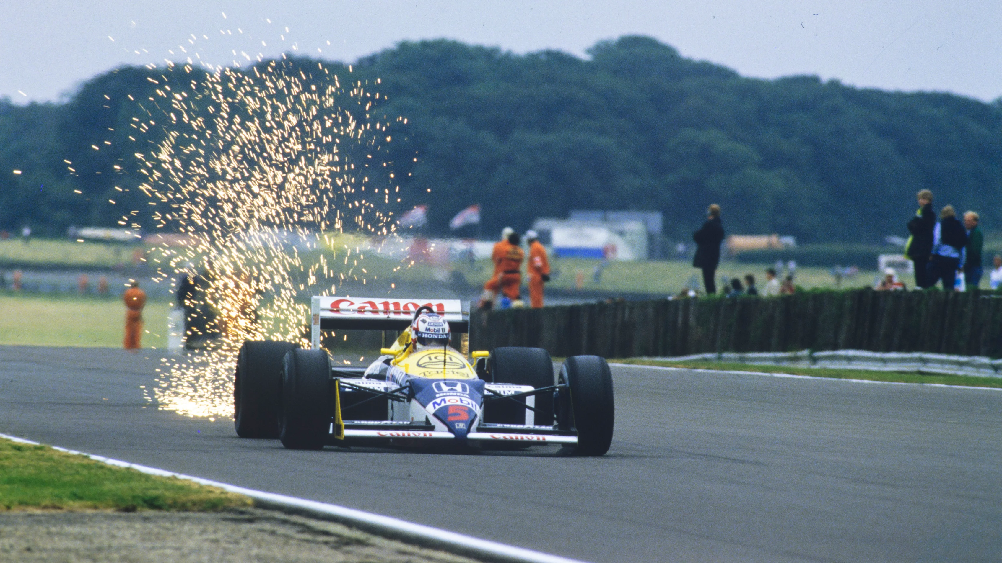 Silverstone, Reino Unido - 12 de julio: Nigel Mansell, Williams FW11b Honda, envía una ducha de