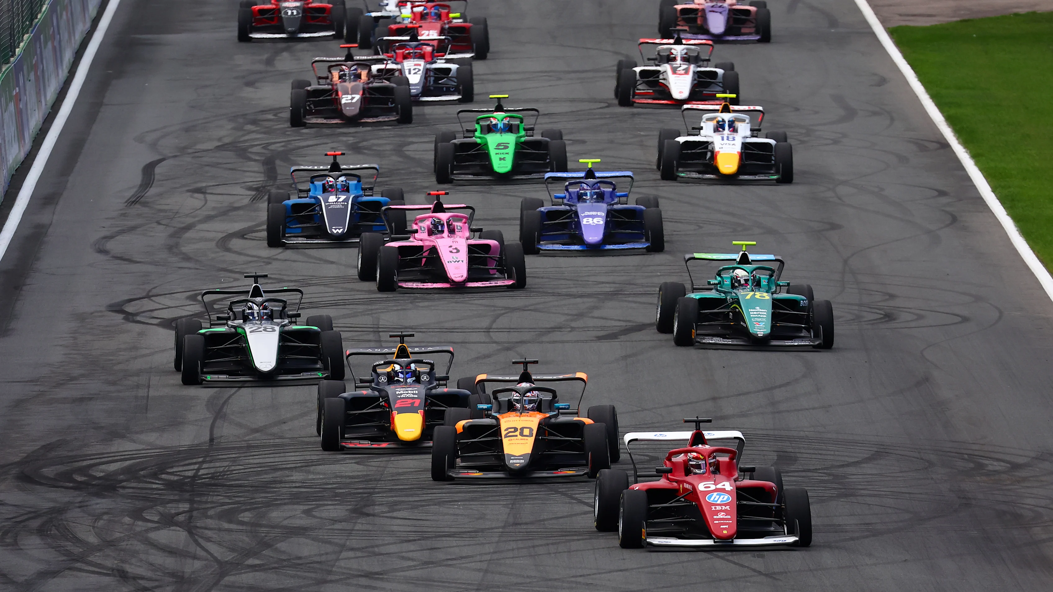 Zandvoort, Países Bajos - 31 de agosto: Maya Weug de los Países Bajos y MP Motorsport (64) lidera el campo