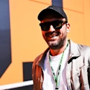 El cantante Cesare Cremonini disfrutó el fin de semana de la carrera en su país de origen, mezclándose con fanáticos y equipos en el paddock