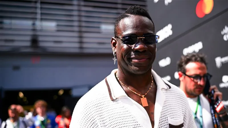 Mario Balotelli llamó la atención mientras se dirigía a través del paddock, el delantero italiano dibujaba tantas cámaras como los autos. Deslice para más