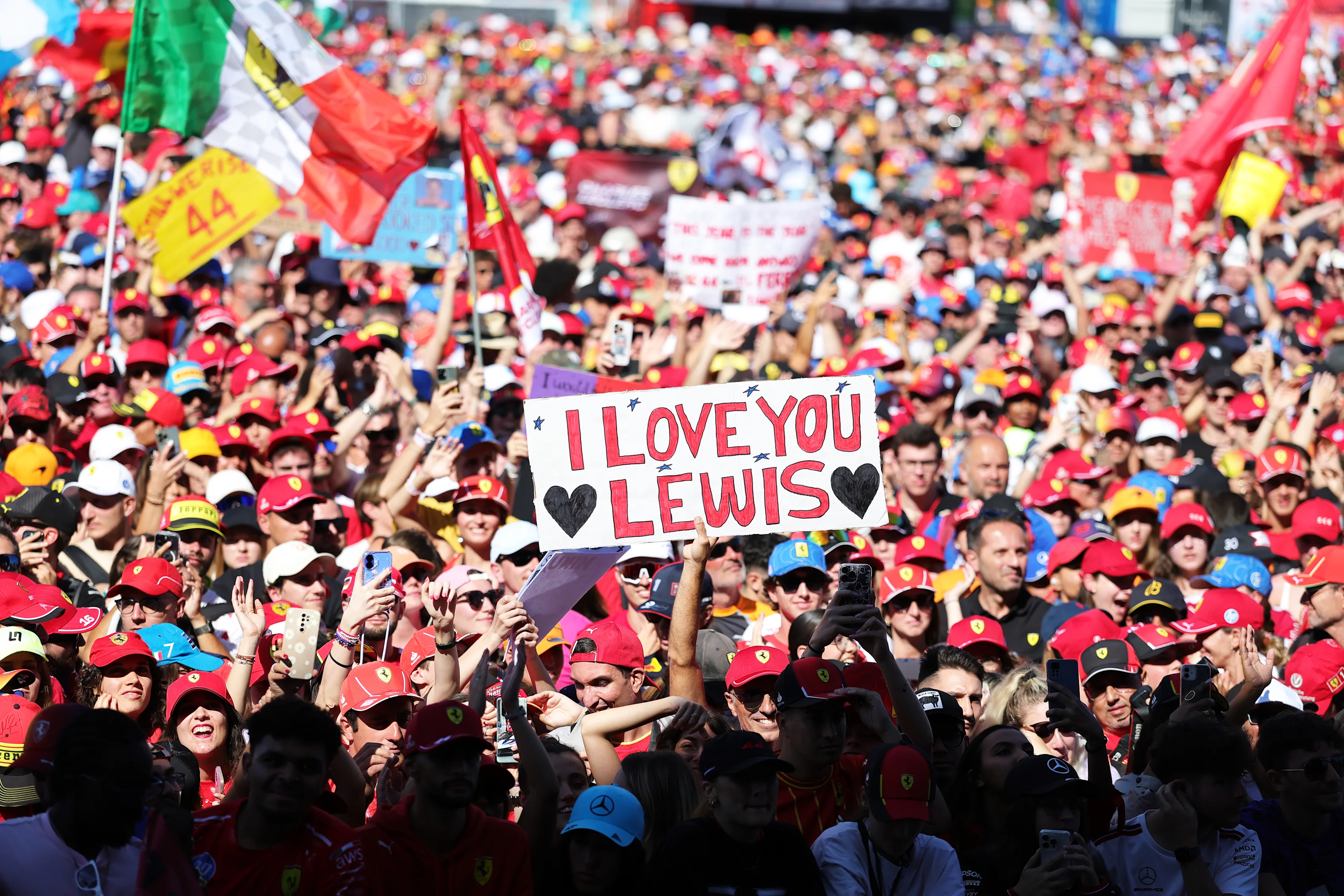 Monza, Italia - 06 de septiembre: los fanáticos de Lewis Hamilton de Gran Bretaña y Scuderia Ferrari se reunieron